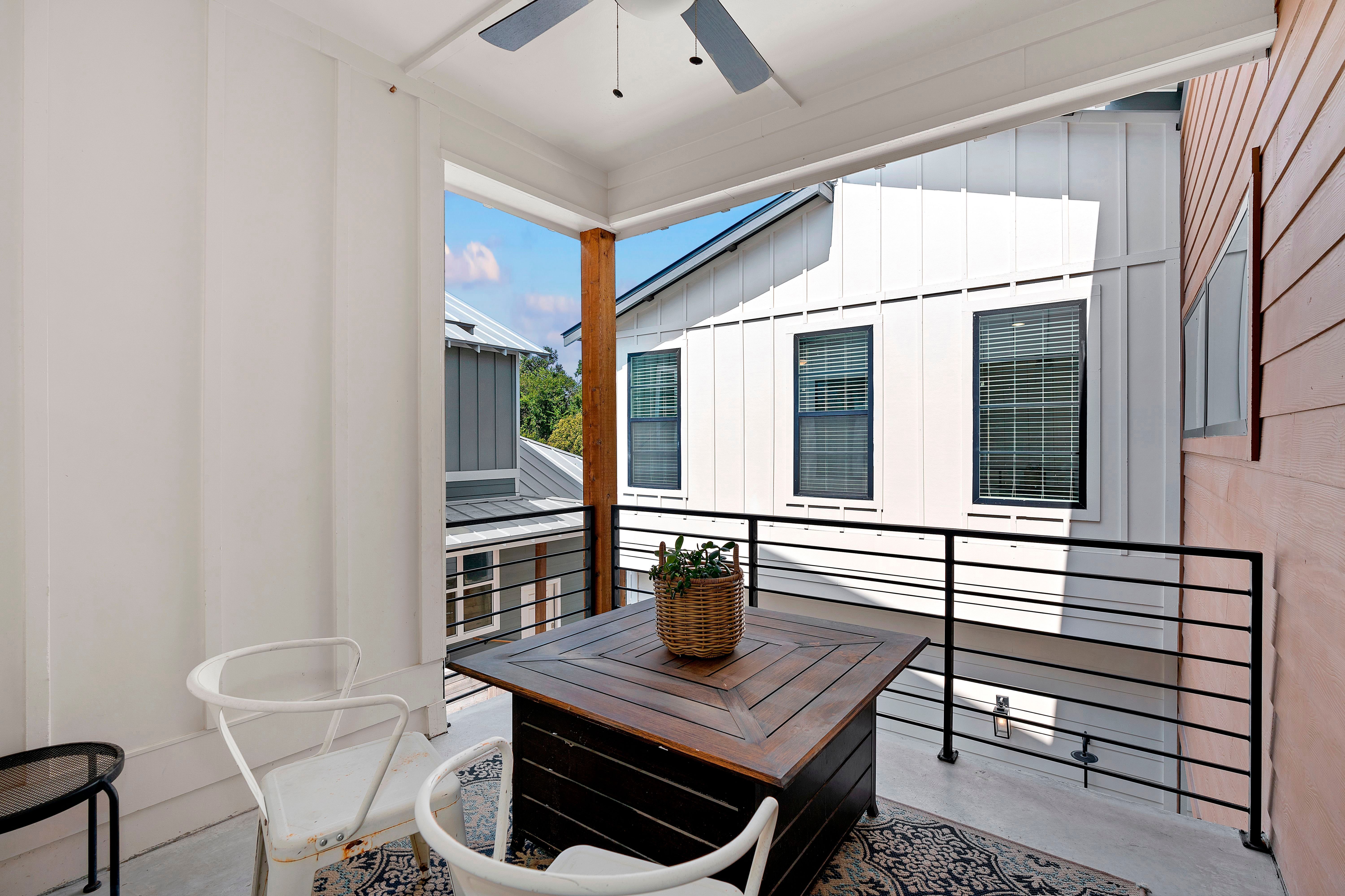  Stunning Two Story Modern Home - 物件實景