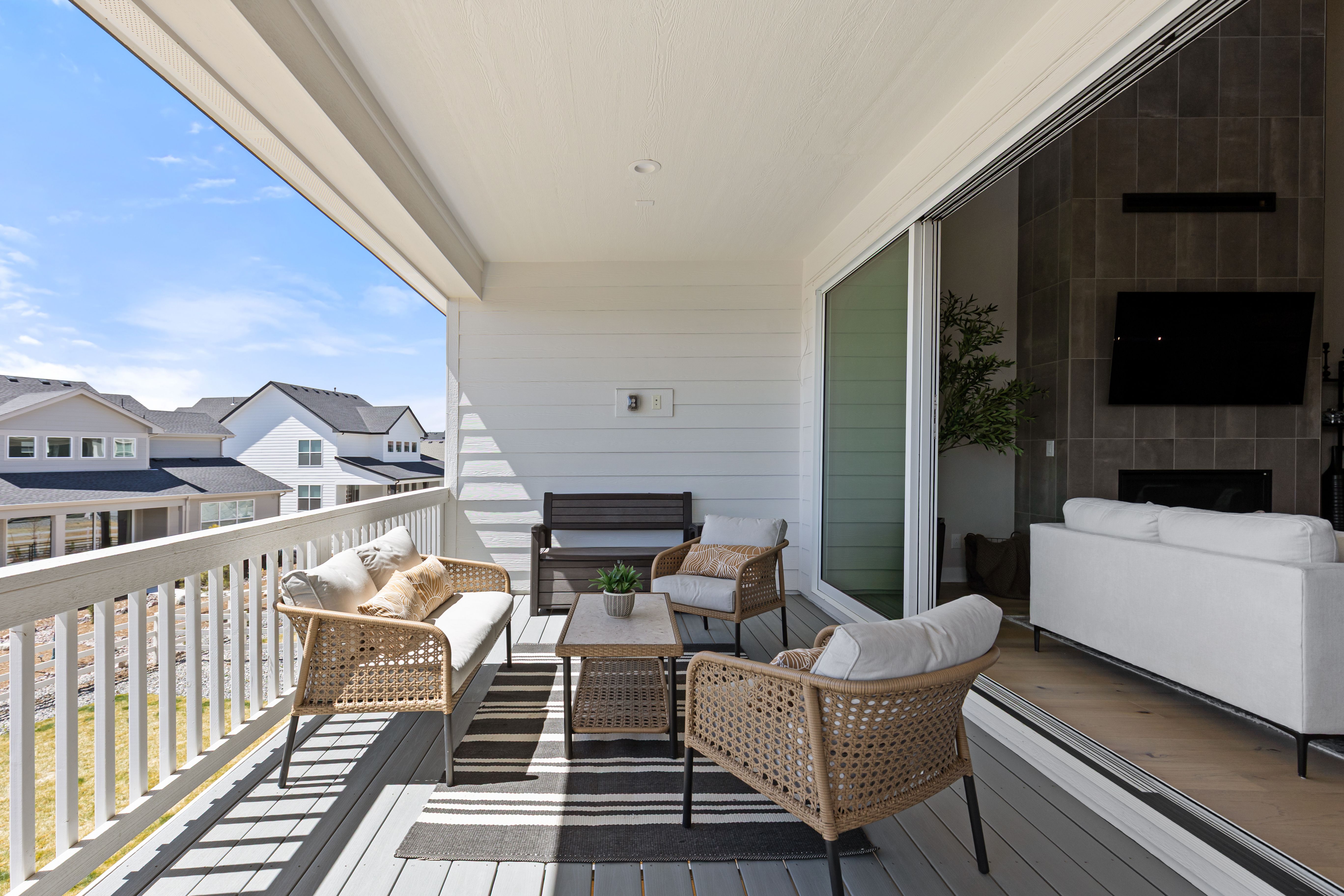  Skip the build time and step straight into 5932 Los Olivas Point - 物件實景