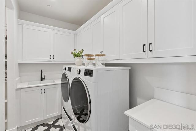 Escondido, California, 92029, United States, 5 Bedrooms Bedrooms, ,5 BathroomsBathrooms,Residential,For Sale,2029971