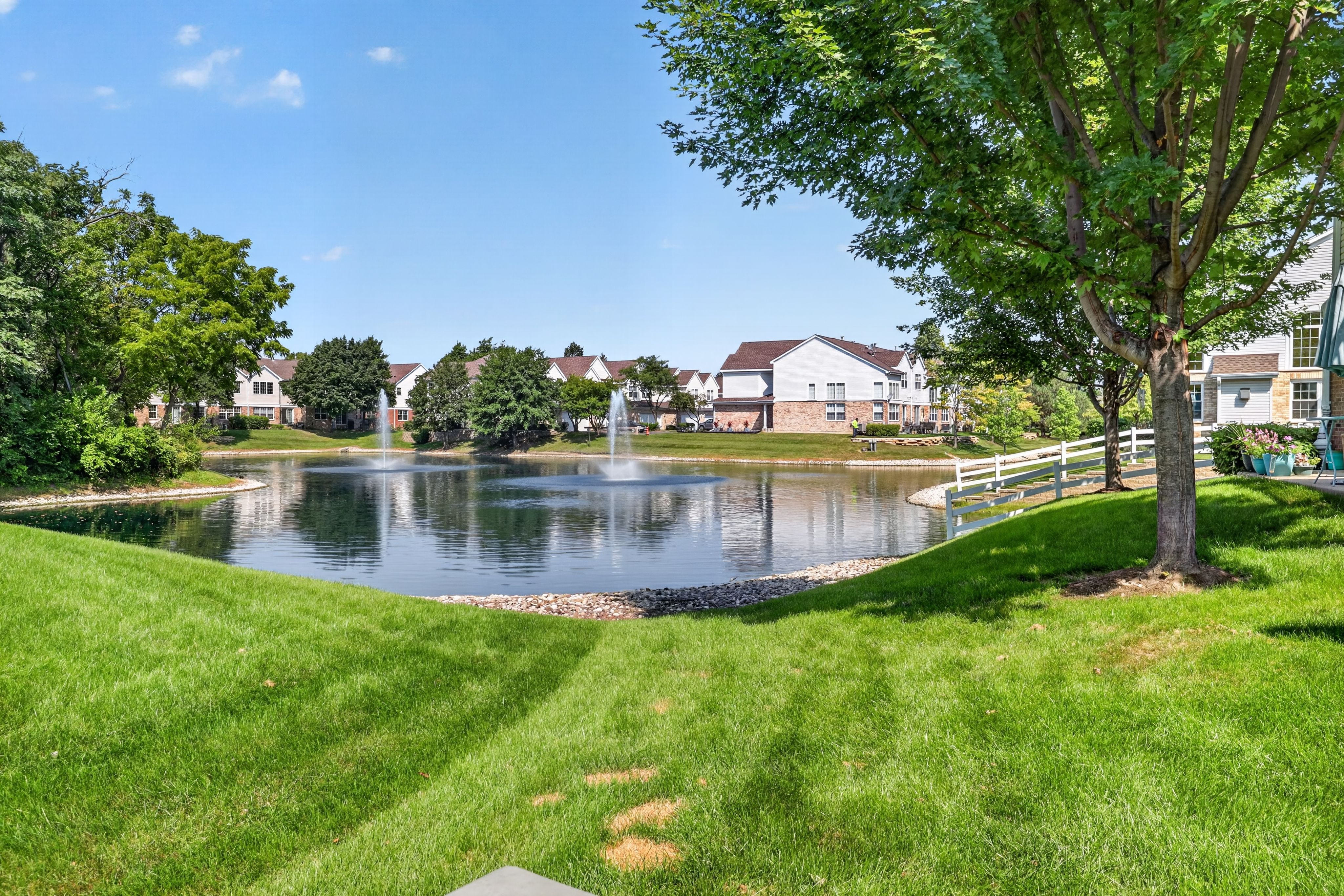  Beautiful Private End-unit Townhome Overlooking a Peaceful Pond - 物件實景