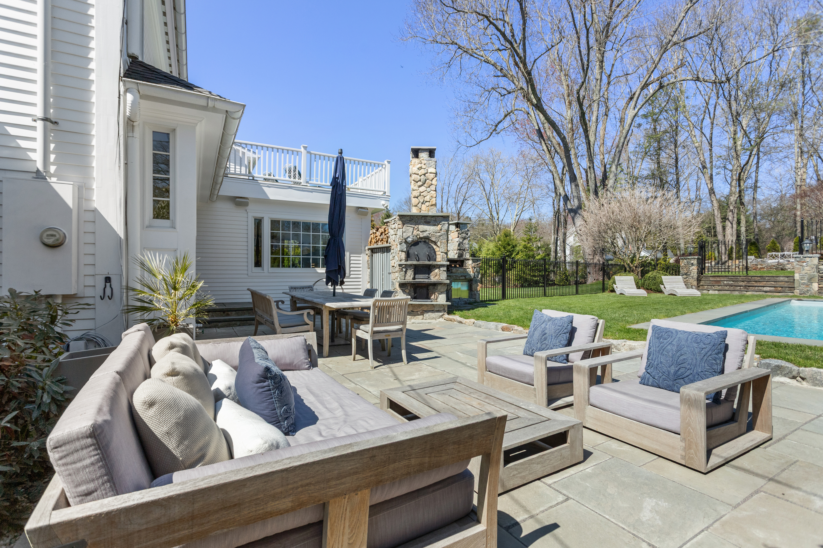  Stately Updated Colonial on Magnificent Grounds - 物件實景