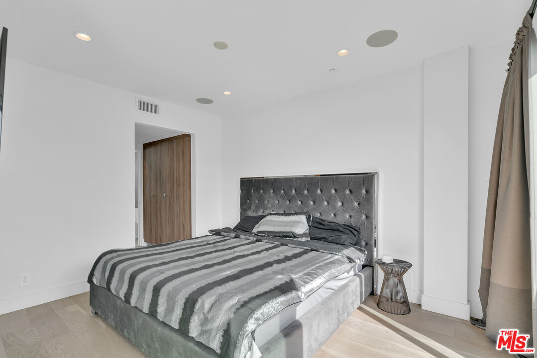 Los Angeles, California, 90046, United States, 3 Bedrooms Bedrooms, ,3 BathroomsBathrooms,Residential,For Sale,1827071