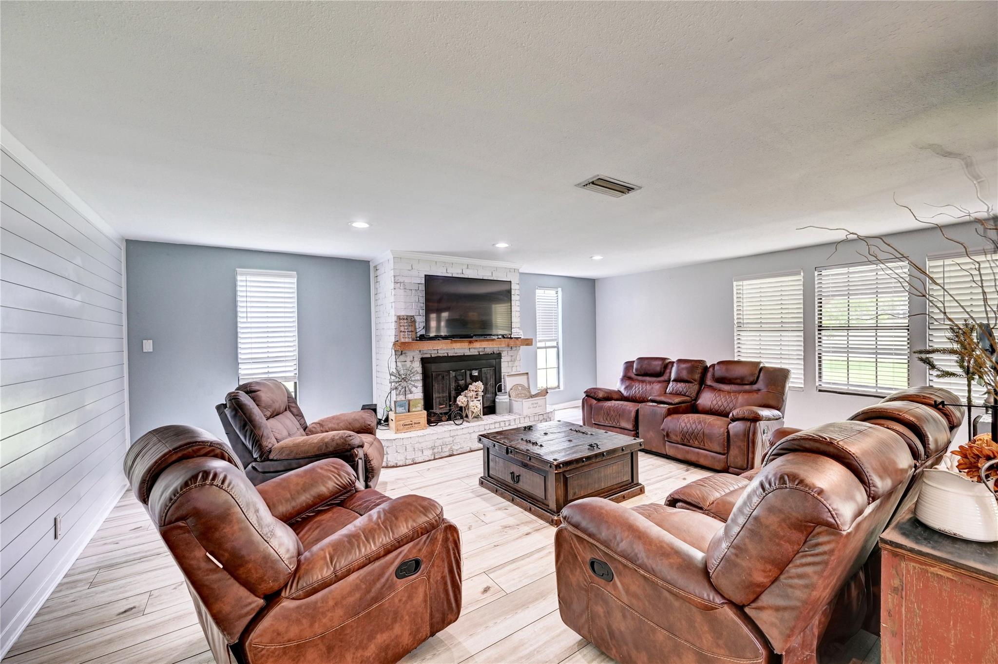 Huntsville, Texas, 77320, United States, 4 Bedrooms Bedrooms, ,3 BathroomsBathrooms,Residential,For Sale,1921043