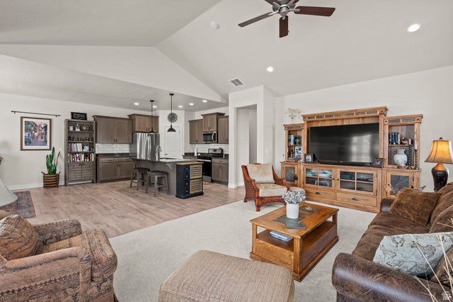 Salem, Utah, 84653, United States, 3 Bedrooms Bedrooms, ,3 BathroomsBathrooms,Residential,For Sale,2010840