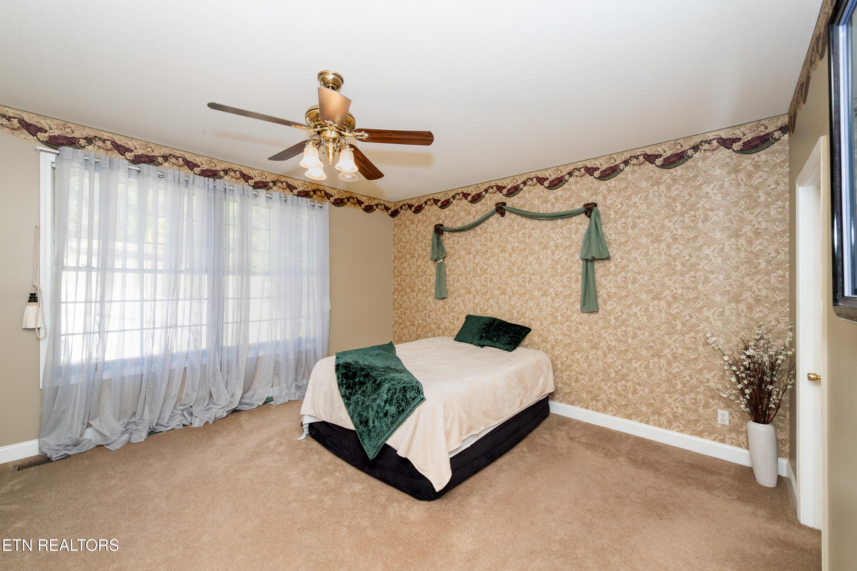 Harriman, Tennessee, 37748, United States, 3 Bedrooms Bedrooms, ,4 BathroomsBathrooms,Residential,For Sale,1989060