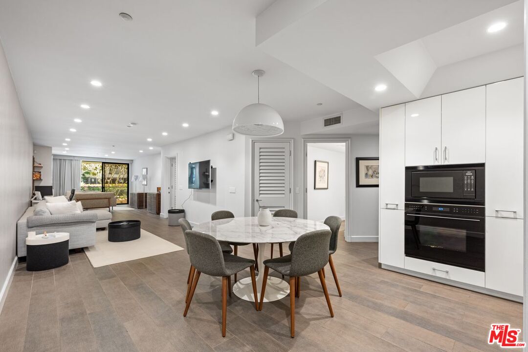 Santa Monica, California, 90402, United States, 2 Bedrooms Bedrooms, ,2 BathroomsBathrooms,Residential,For Sale,1901318