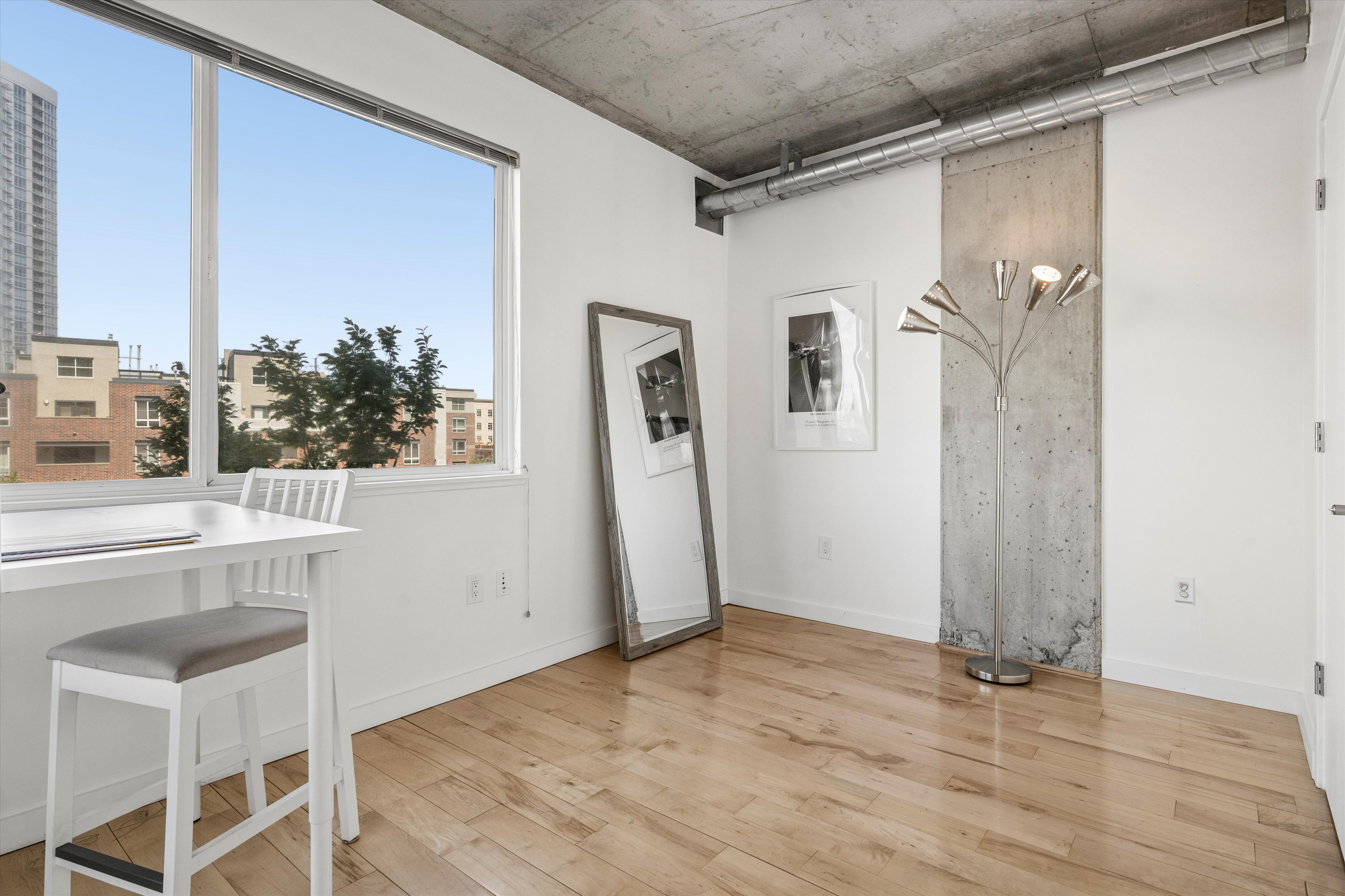  This beautifully updated residence welcomes you with stunning natural light - 物件實景