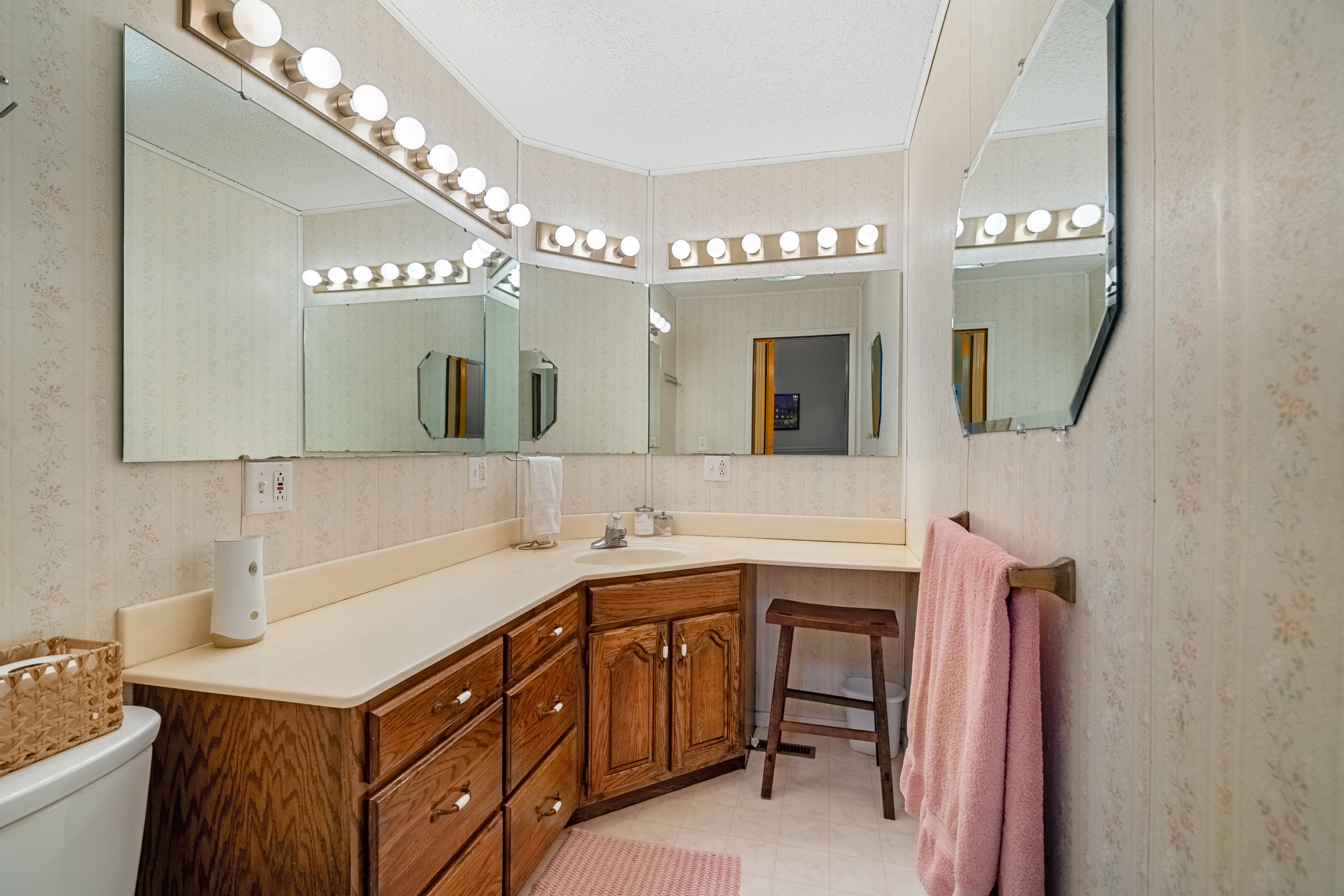 Centralia, Kansas, 66415, United States, 8 Bedrooms Bedrooms, ,4 BathroomsBathrooms,Residential,For Sale,1849924