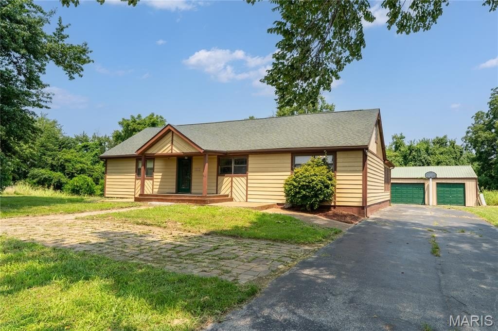 Edwardsville, Illinois, 62025, United States, 5 Bedrooms Bedrooms, ,4 BathroomsBathrooms,Residential,For Sale,1975622