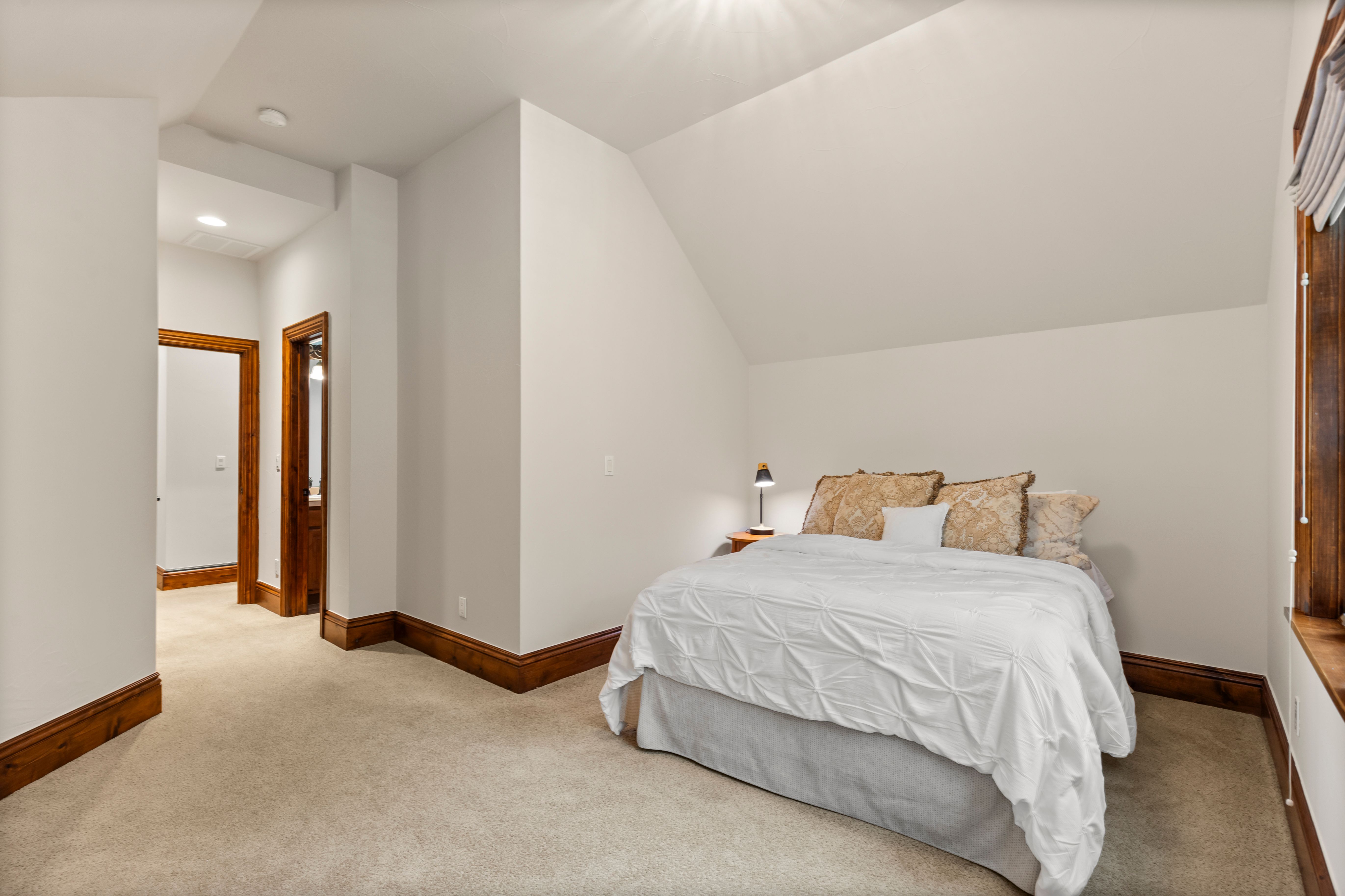  LUXURY LIVING IN LOWRY TIMELESS ENGLISH TUDOR EXPANSIVE LOT ON 6TH AVENUE PKWY - 物件實景