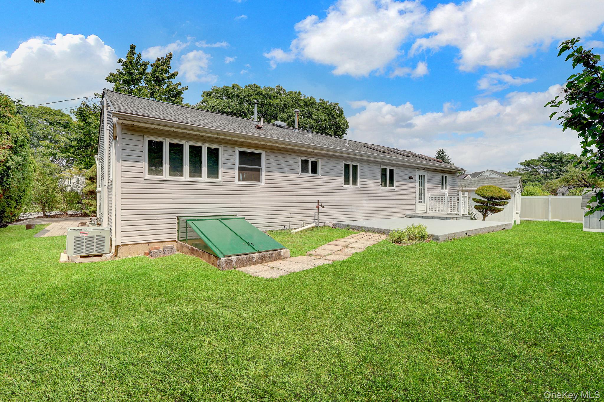  466 W 4th Street, West Islip, NY, 11795 - 物件實景
