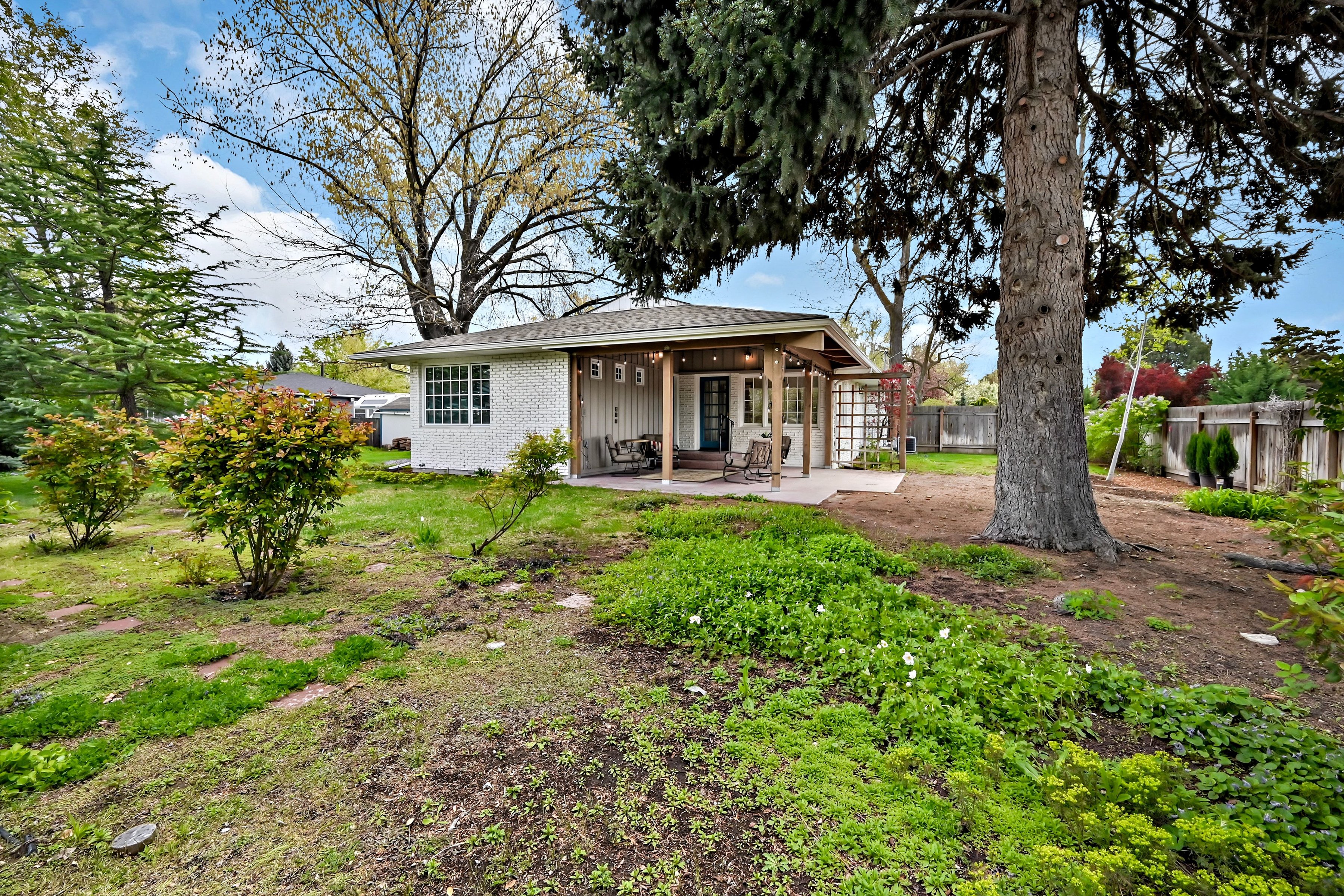  Storybook Single-Level Brick Cottage with Privacy and Expansive Gardens - 物件實景