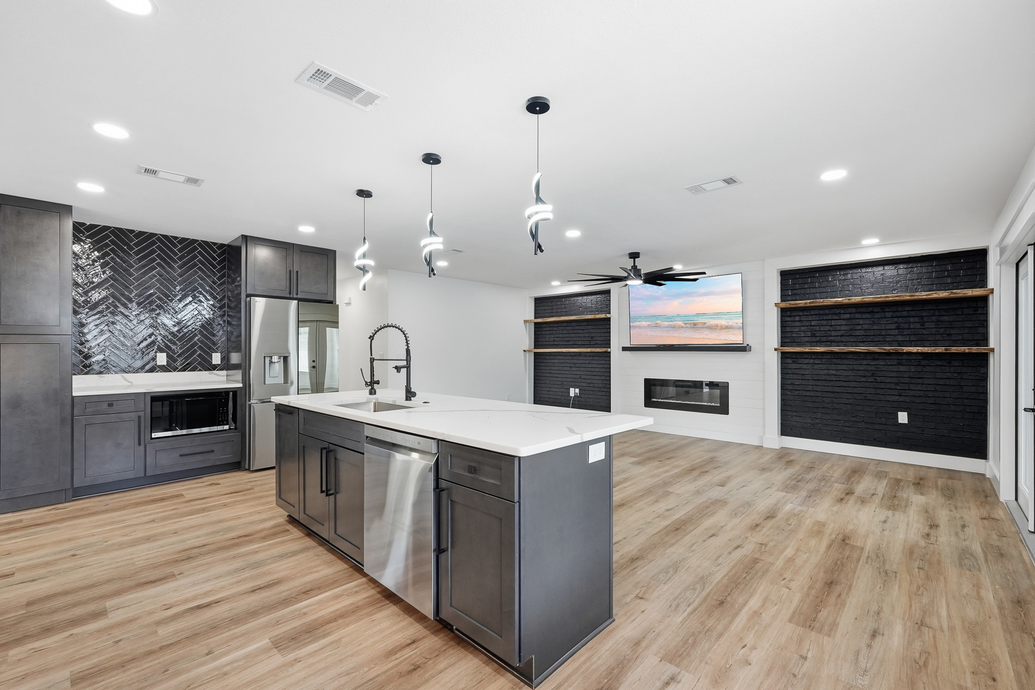  Move-In Ready Pool Home with Thoughtful Modern Updates - 物件實景