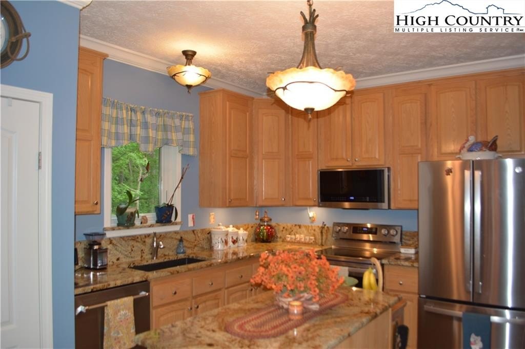 Elk Park, North Carolina, 28622, United States, 3 Bedrooms Bedrooms, ,3 BathroomsBathrooms,Residential,For Sale,1984406