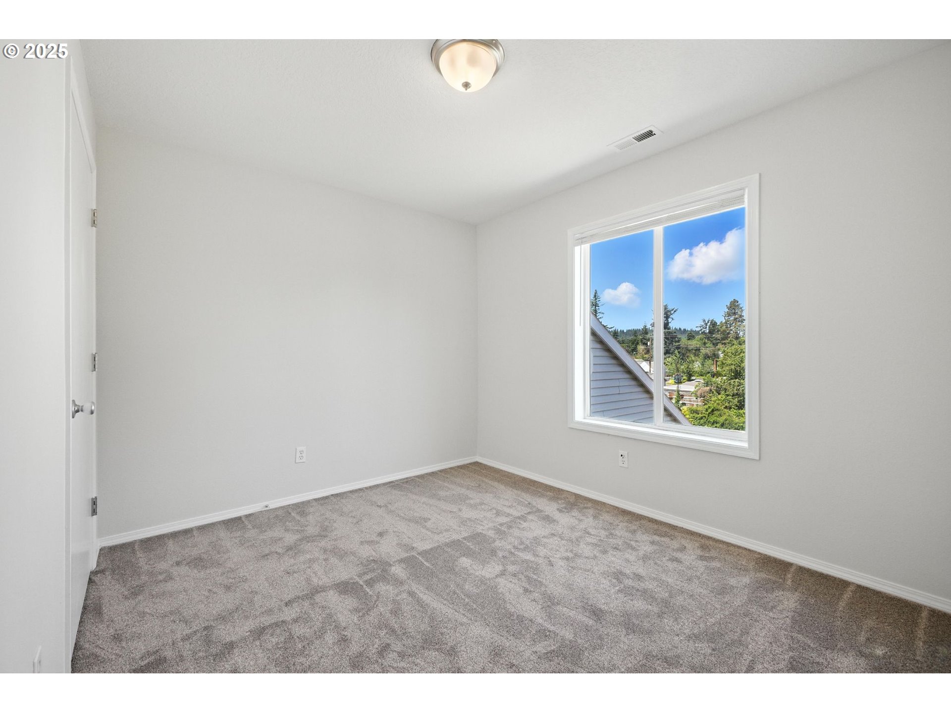 Portland, Oregon, 97266, United States, ,Residential,For Sale,1865465