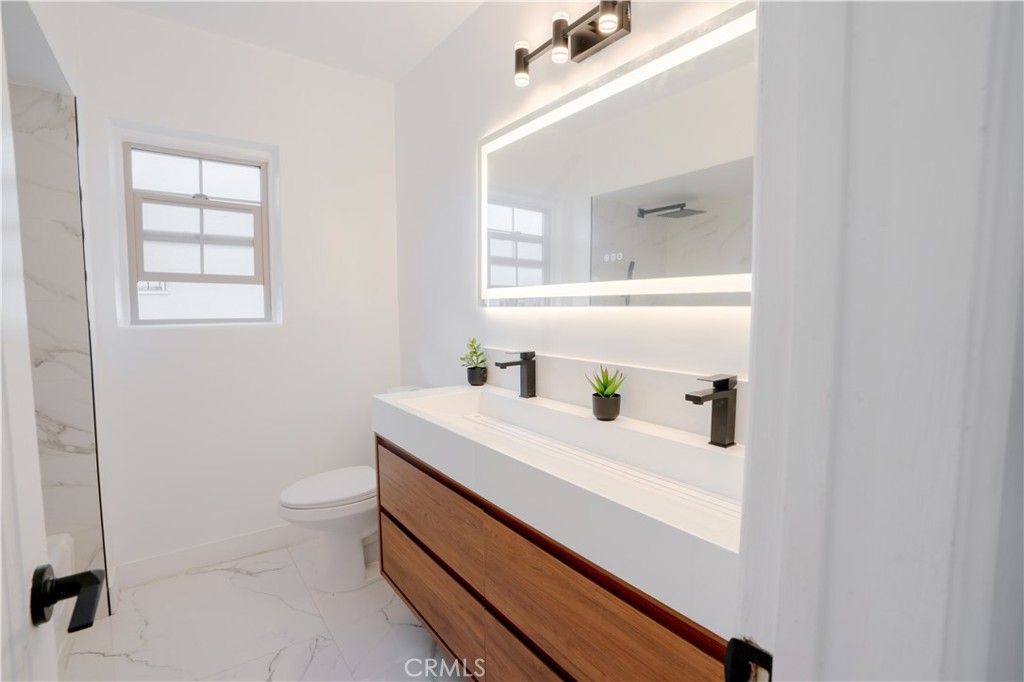 Inglewood, California, 90305, United States, 3 Bedrooms Bedrooms, ,2 BathroomsBathrooms,Residential,For Sale,1925175