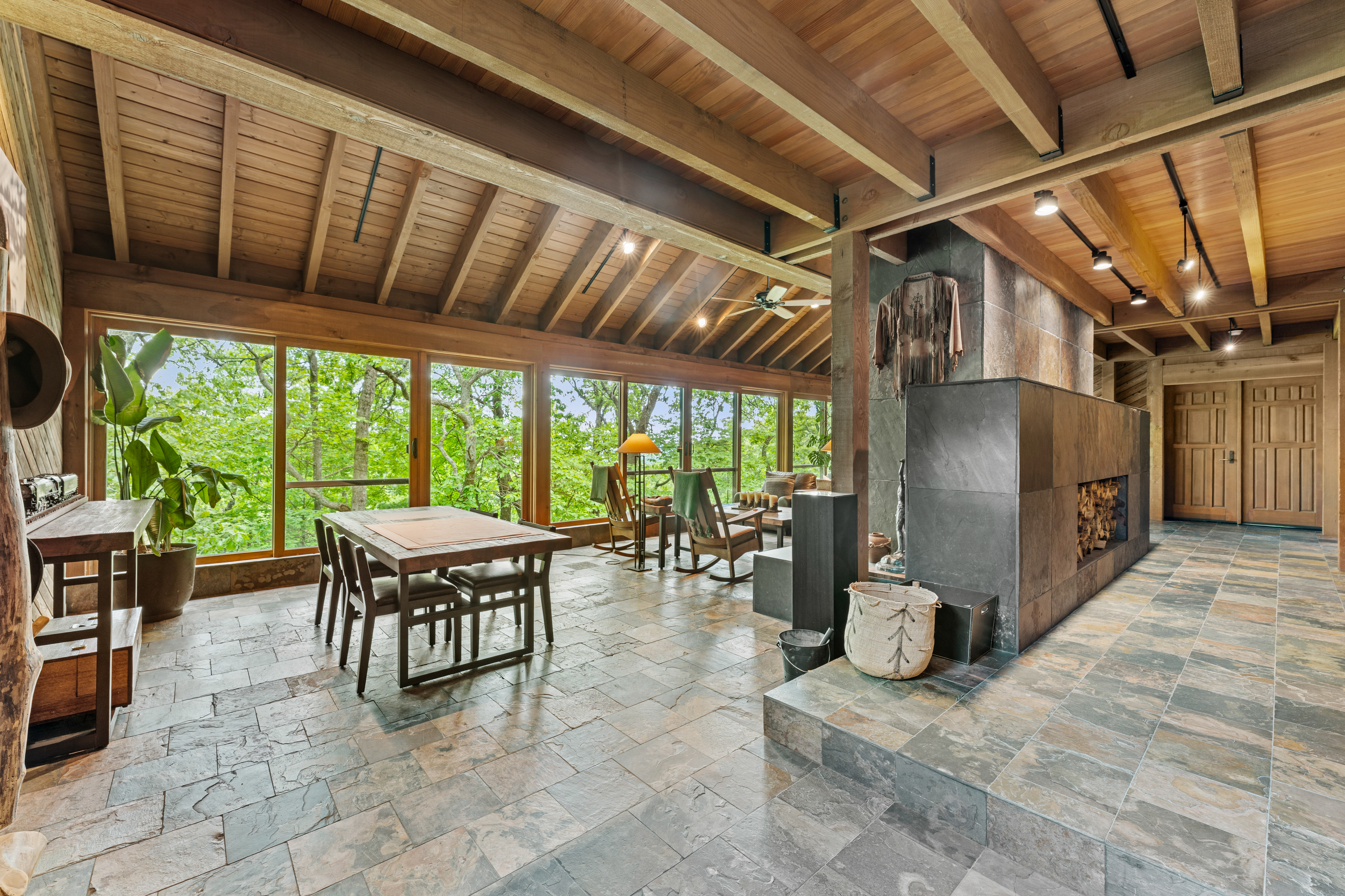  Striking Custom Home Set on 3.49 Private Acres in Wildwood - 物件實景