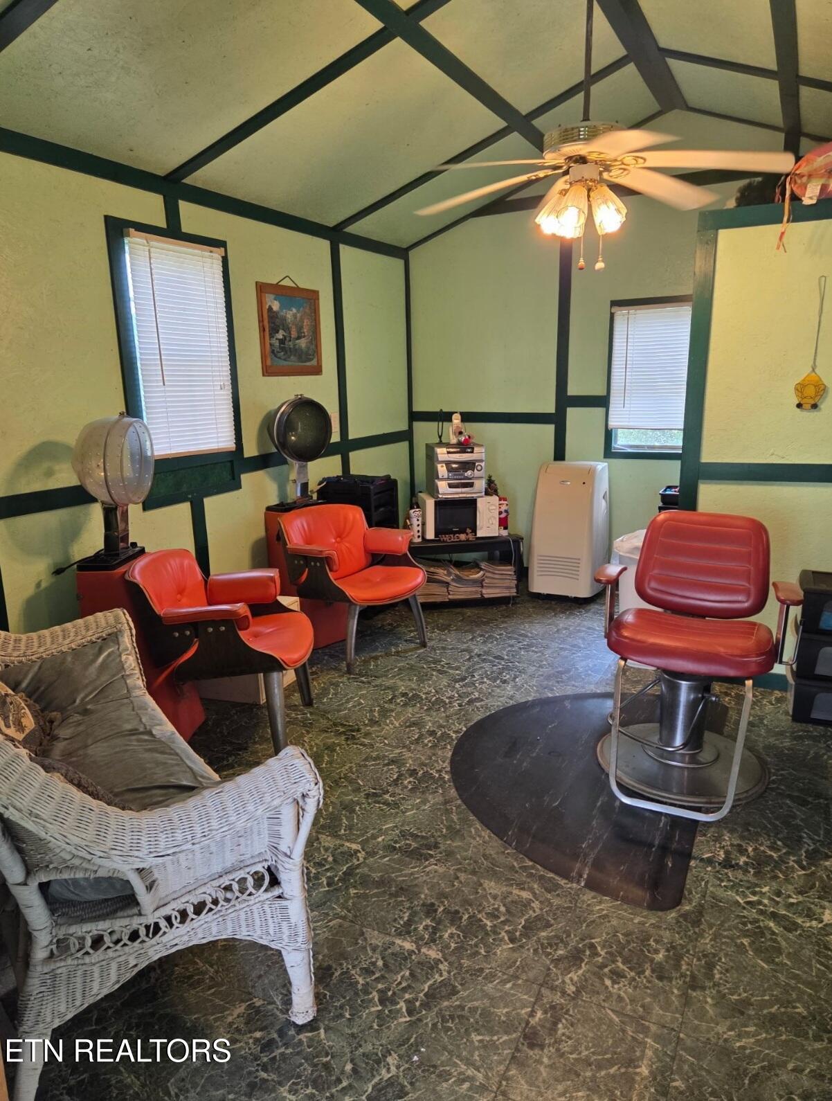 Kingston, Tennessee, 37763, United States, 3 Bedrooms Bedrooms, ,2 BathroomsBathrooms,Residential,For Sale,1891153