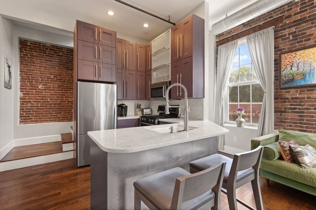 Salem, Massachusetts, 01970, United States, 2 Bedrooms Bedrooms, ,2 BathroomsBathrooms,Residential,For Sale,1896365