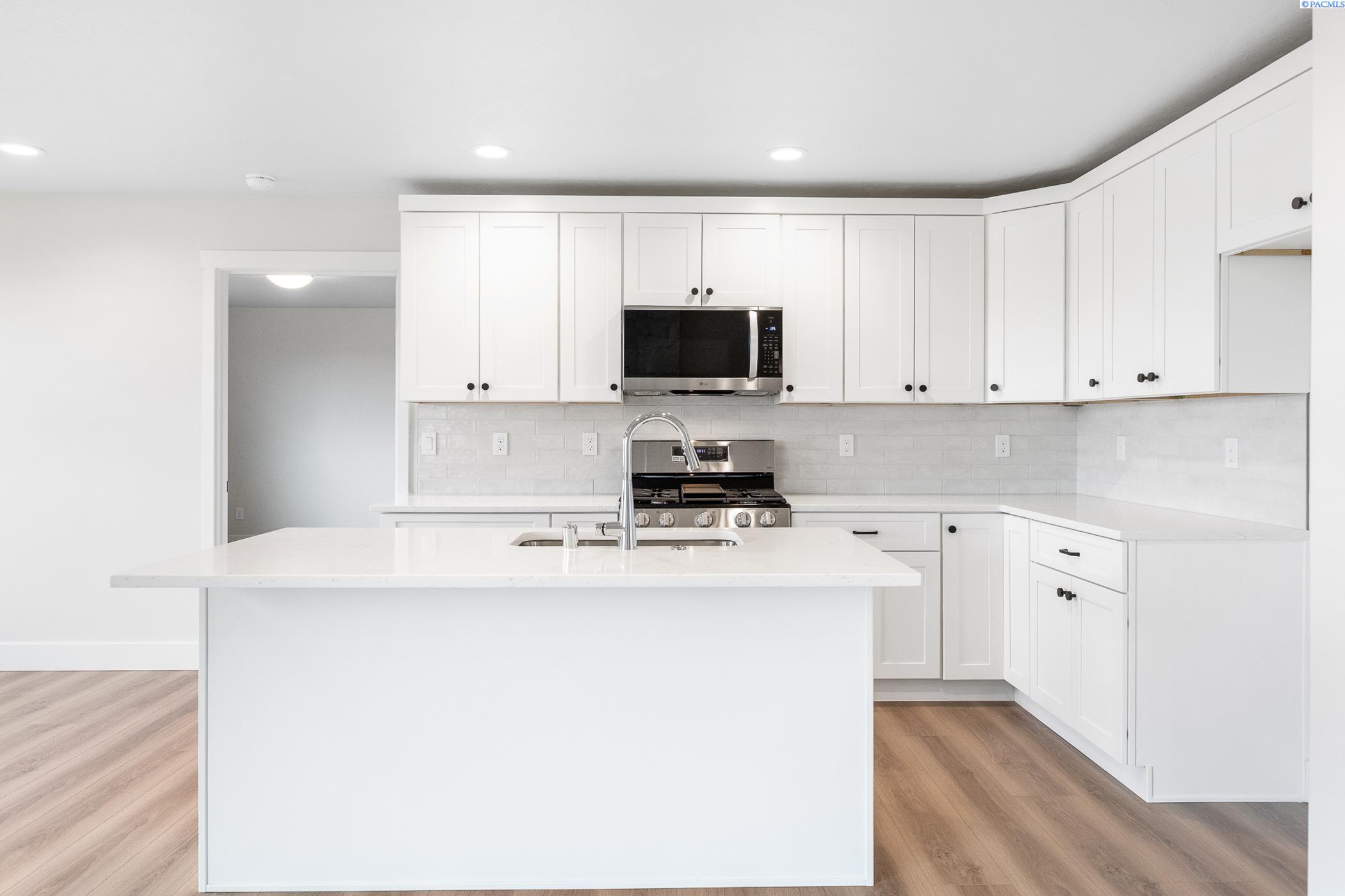 Kennewick, Washington, 99338, United States, 4 Bedrooms Bedrooms, ,1 BathroomBathrooms,Residential,For Sale,1988920