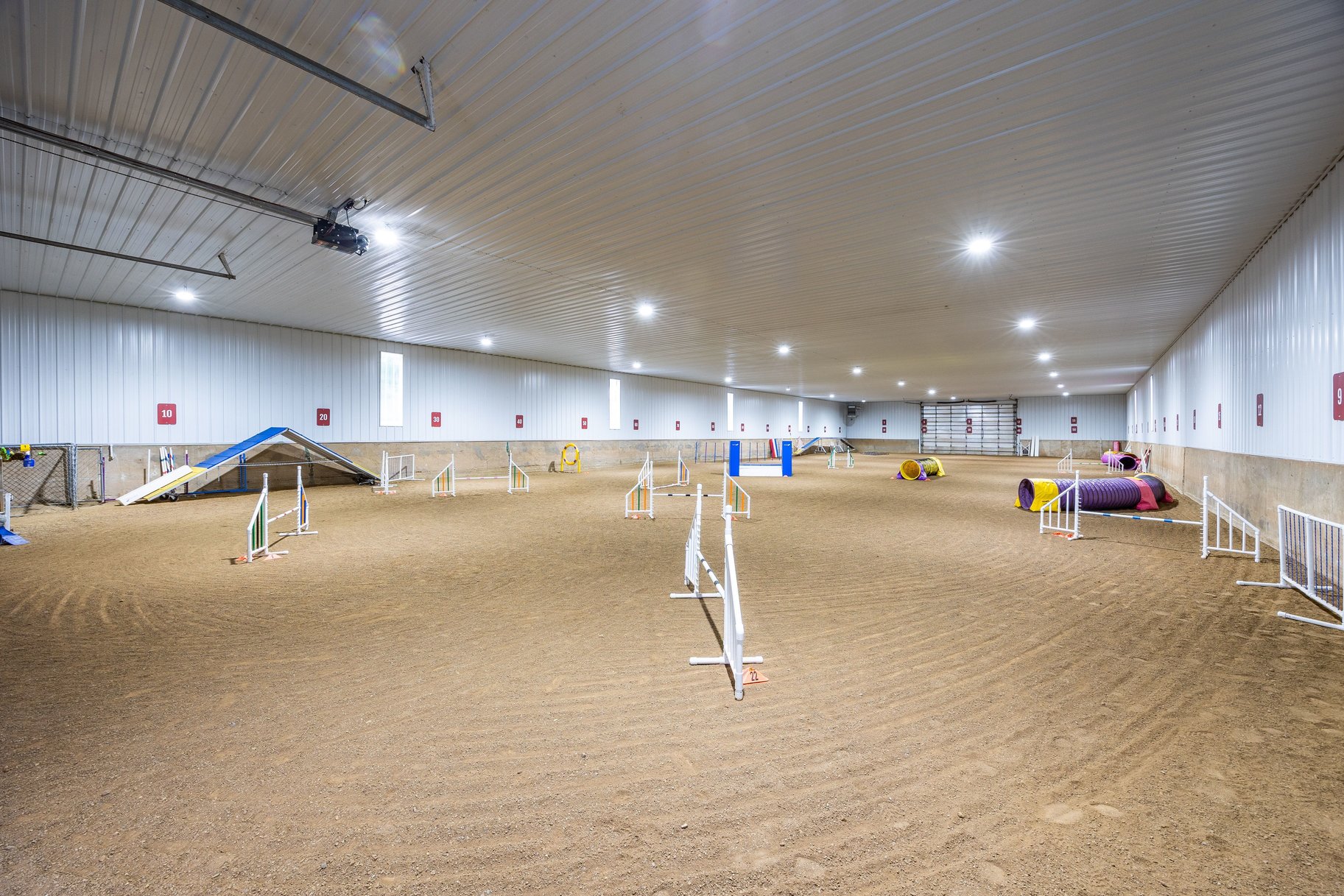  Incredibly Well-Maintained Horse Property with Indoor Arena & Views - 物件實景