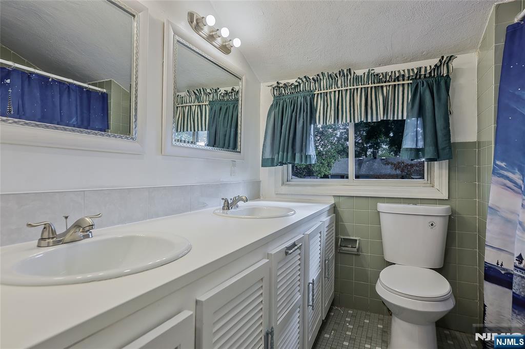 Waldwick, New Jersey, 07463, United States, 3 Bedrooms Bedrooms, ,3 BathroomsBathrooms,Residential,For Sale,1992926