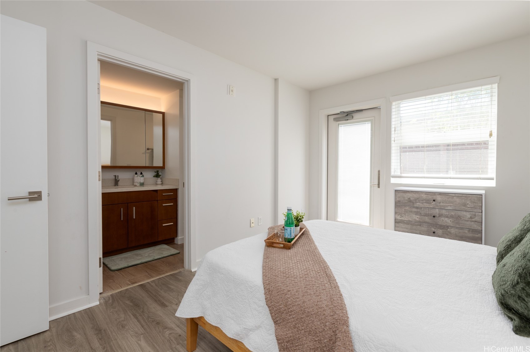 Honolulu, Hawaii, 96814, United States, 2 Bedrooms Bedrooms, ,2 BathroomsBathrooms,Residential,For Sale,1968678