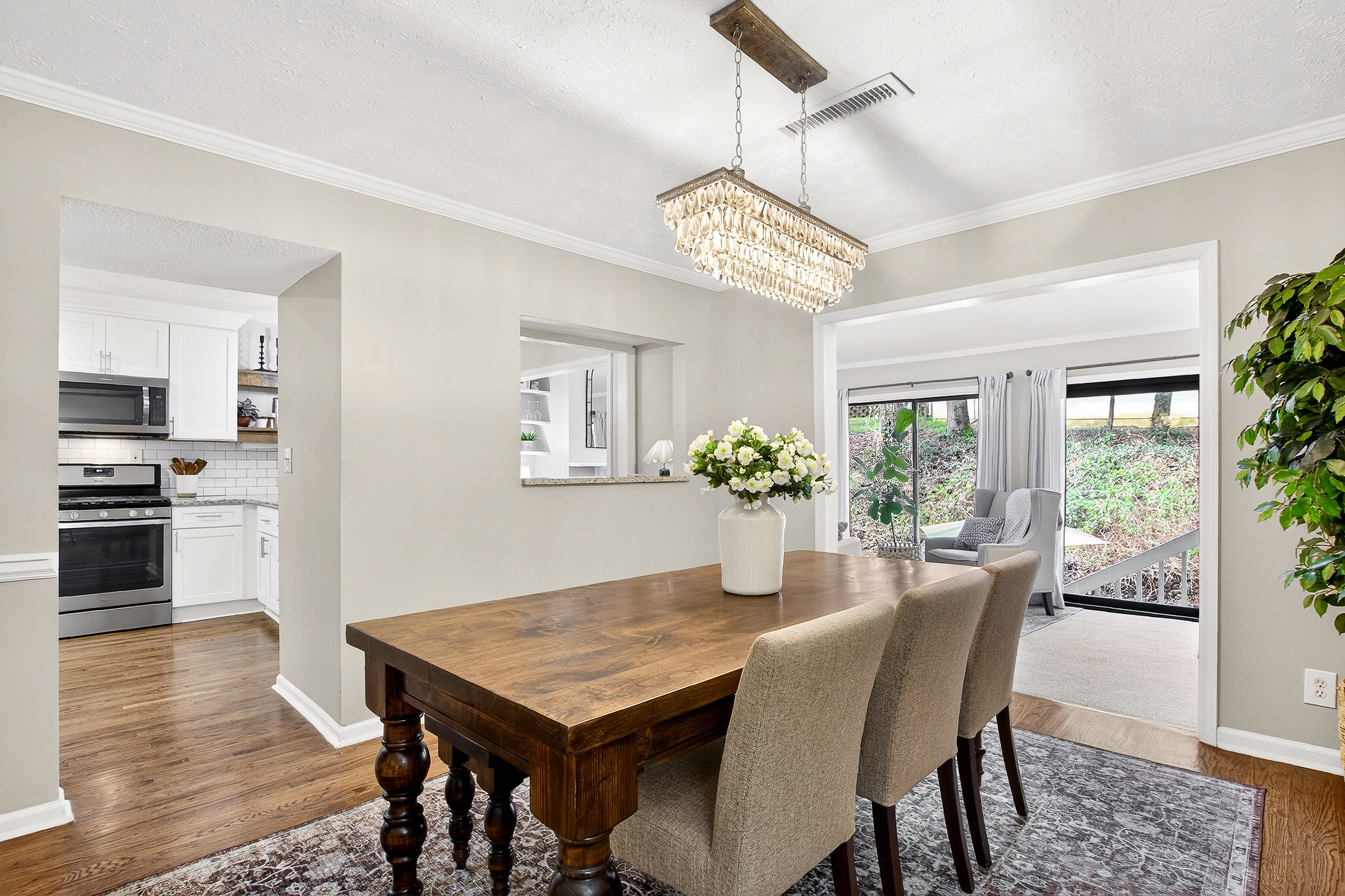  Spacious and Updated Townhome Offers Comfort, Charm and Convenience - 物件實景