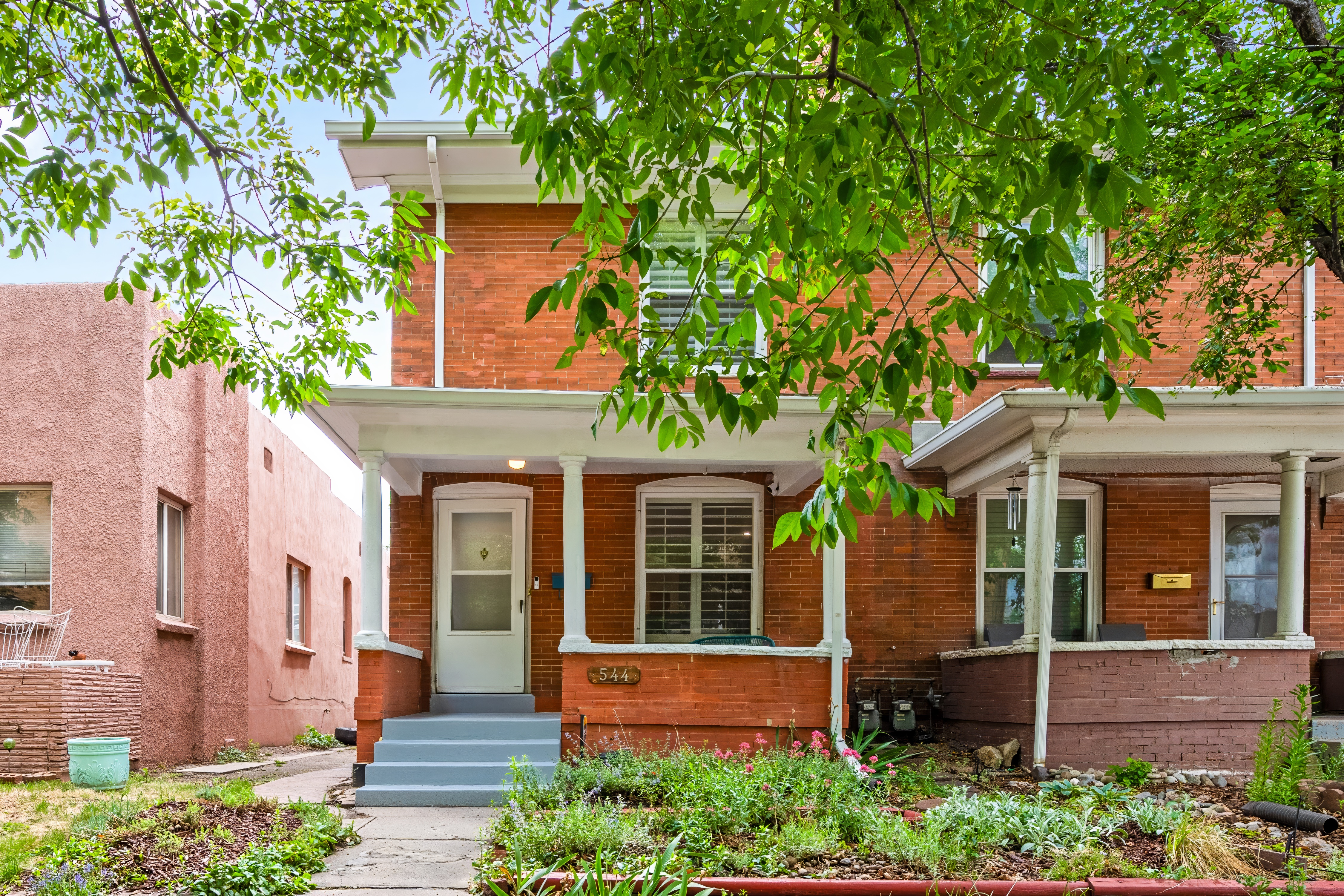  Tucked along one of Alamo Placita’s most picturesque tree-lined streets - 物件實景