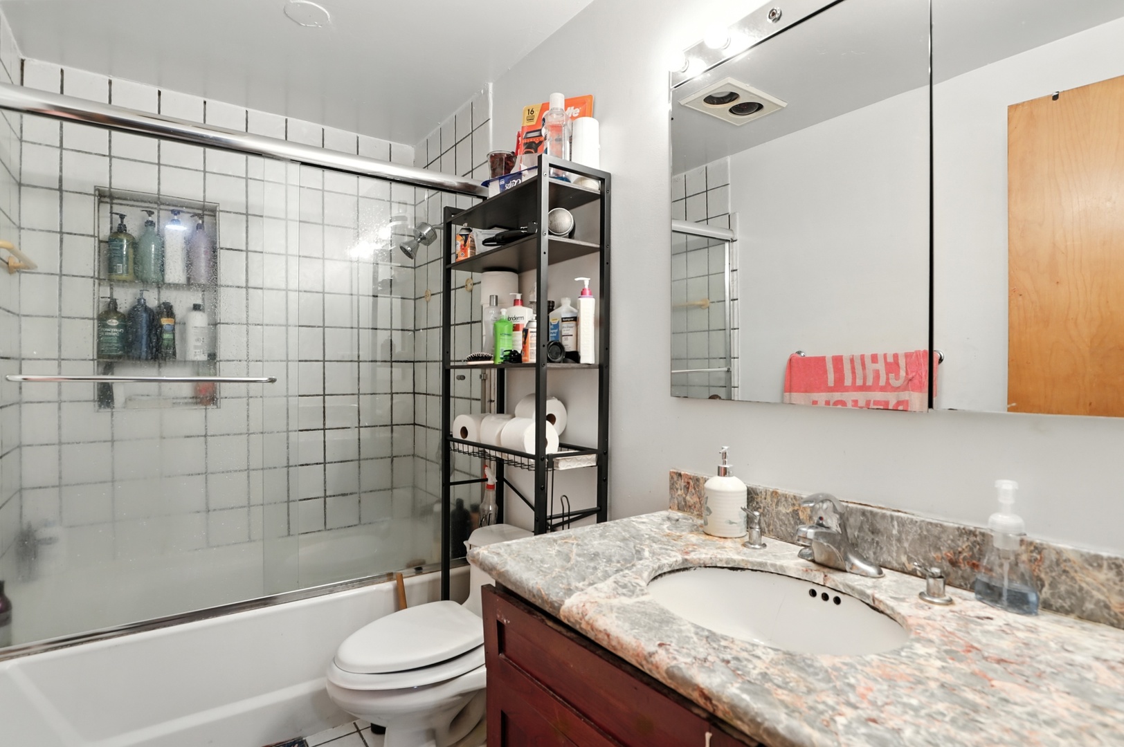 Lincolnwood, Illinois, 60712, United States, 3 Bedrooms Bedrooms, ,2 BathroomsBathrooms,Residential,For Sale,1951315