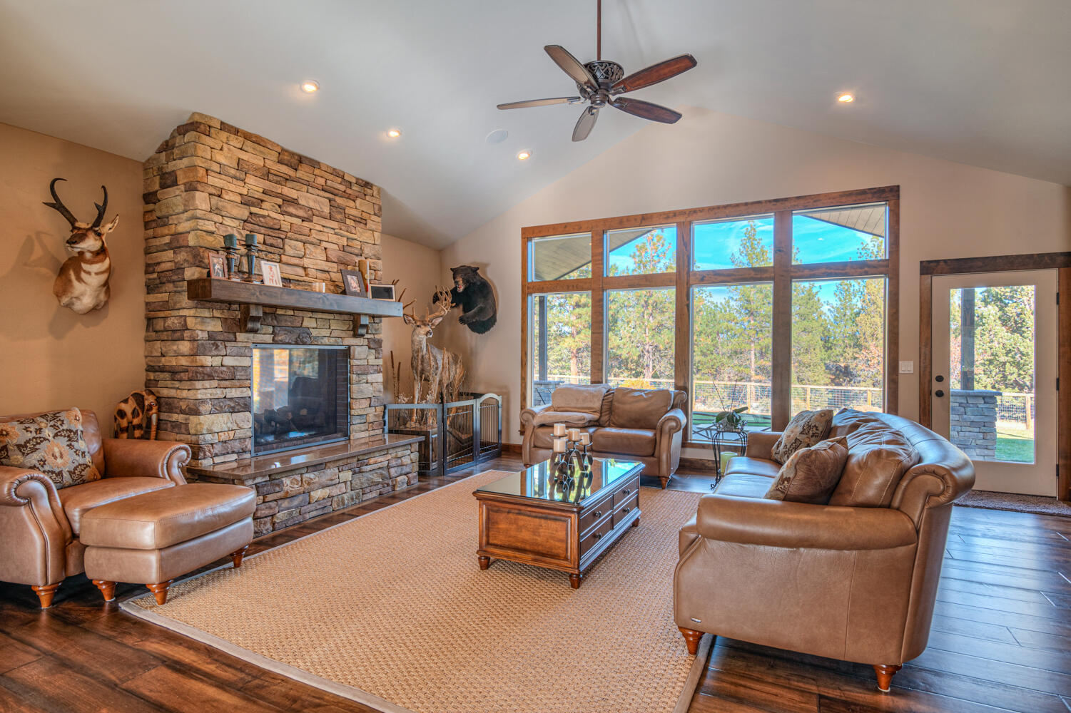 Bend, Oregon, 97703, United States, 3 Bedrooms Bedrooms, ,3 BathroomsBathrooms,Residential,For Sale,1984485