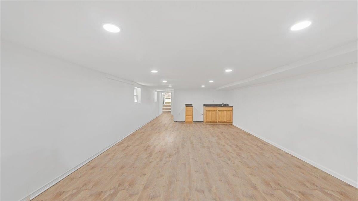 Bronx, New York, 10465, United States, 5 Bedrooms Bedrooms, ,4 BathroomsBathrooms,Residential,For Sale,1900837