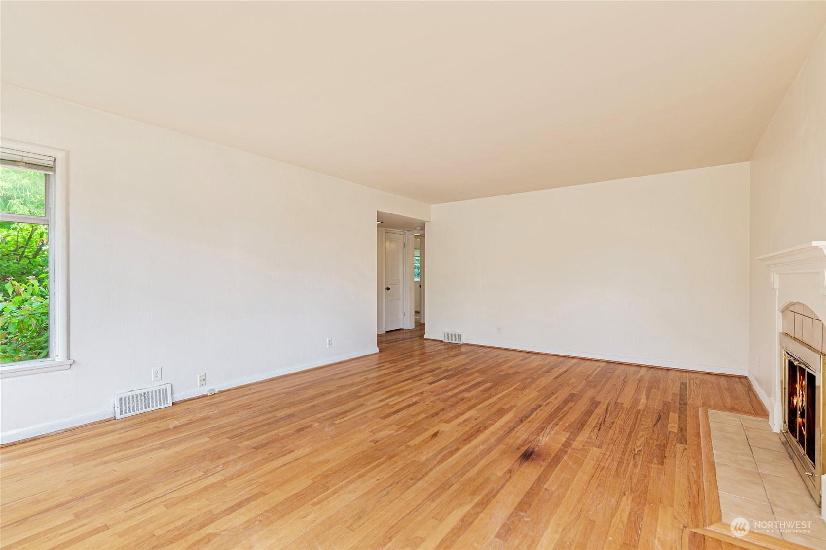 SEATTLE, Washington, 98199, United States, 2 Bedrooms Bedrooms, ,1 BathroomBathrooms,Residential,For Sale,1695948