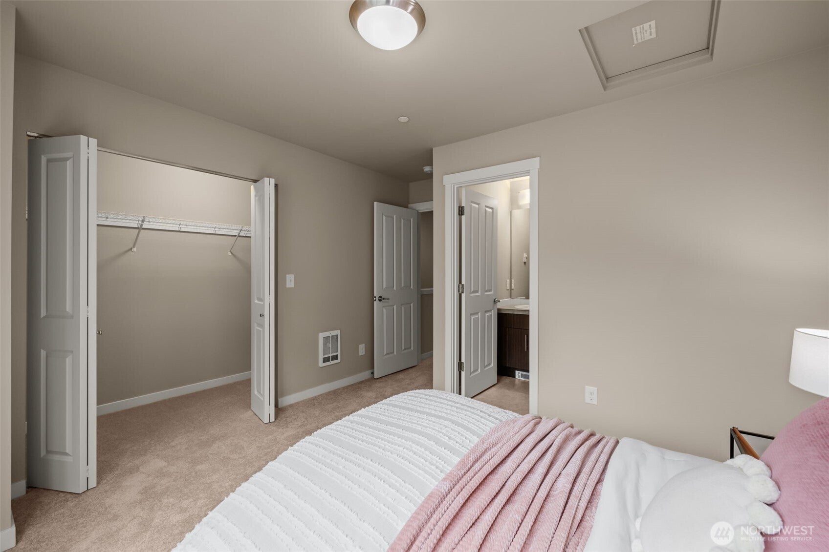 Everett, Washington, 98208, United States, 2 Bedrooms Bedrooms, ,2 BathroomsBathrooms,Residential,For Sale,1978233