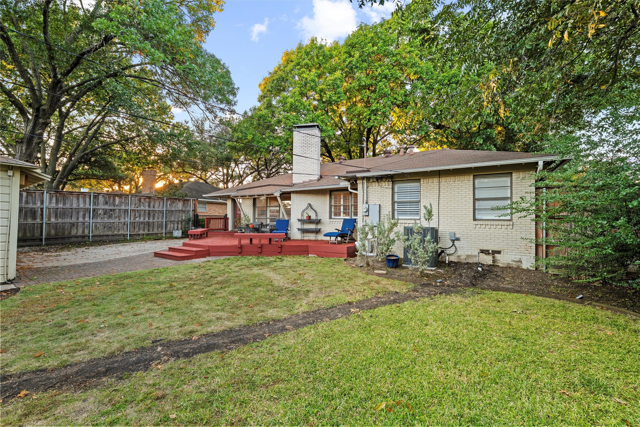 Dallas, Texas, 75214, United States, 3 Bedrooms Bedrooms, ,2 BathroomsBathrooms,Residential,For Sale,1989303