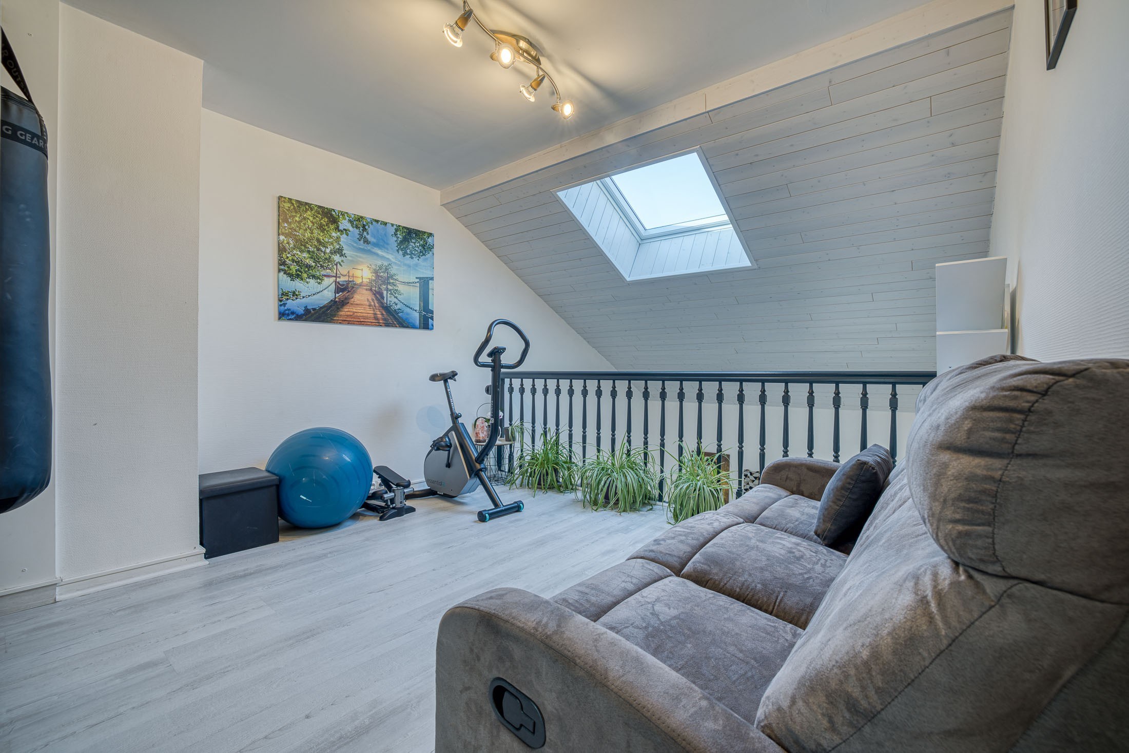  Bright top-floor duplex apartment – Open views & house-like feel - 物件實景