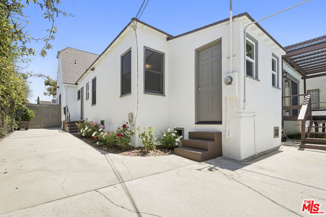 Los Angeles, California, 90036, United States, 3 Bedrooms Bedrooms, ,3 BathroomsBathrooms,Residential,For Sale,1896825