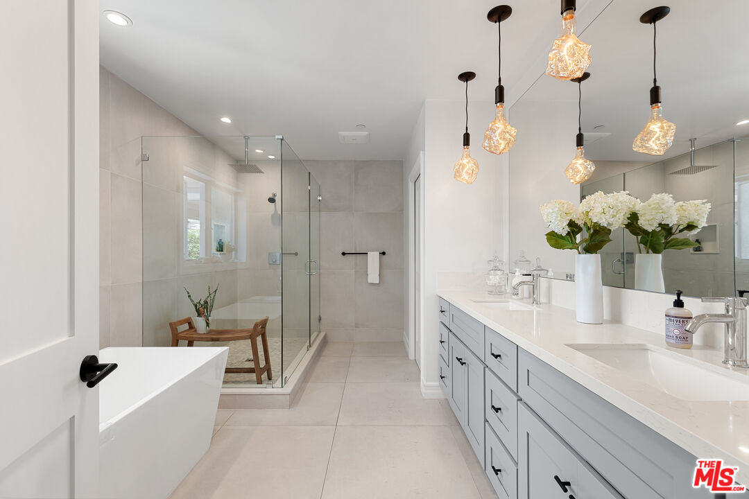 Los Angeles, California, 90046, United States, 5 Bedrooms Bedrooms, ,5 BathroomsBathrooms,Residential,For Sale,1932208