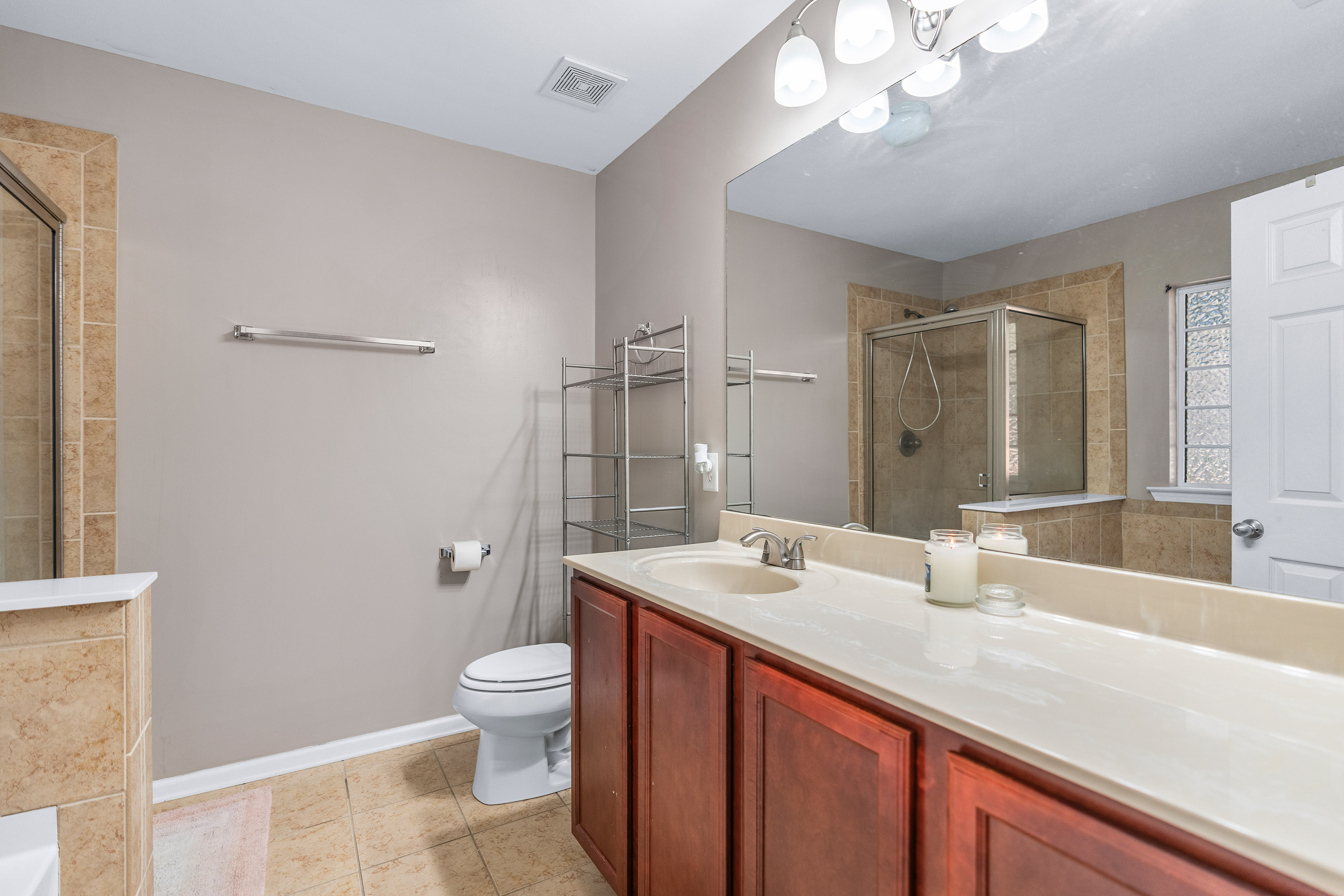  Stylish, Spacious and Ideally Located Townhome - 物件實景