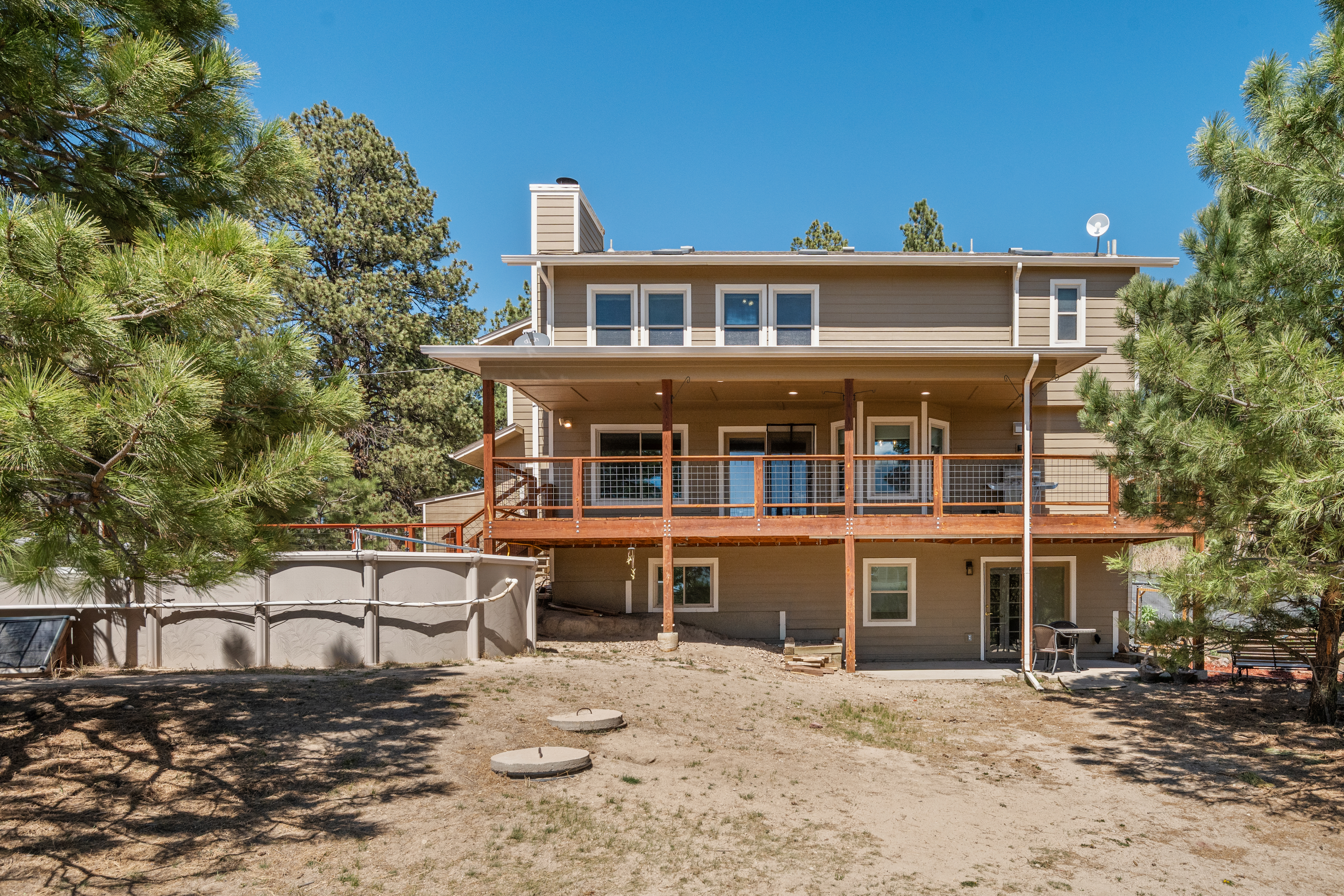  Set behind a gated entry on two and a half wooded acres - 物件實景