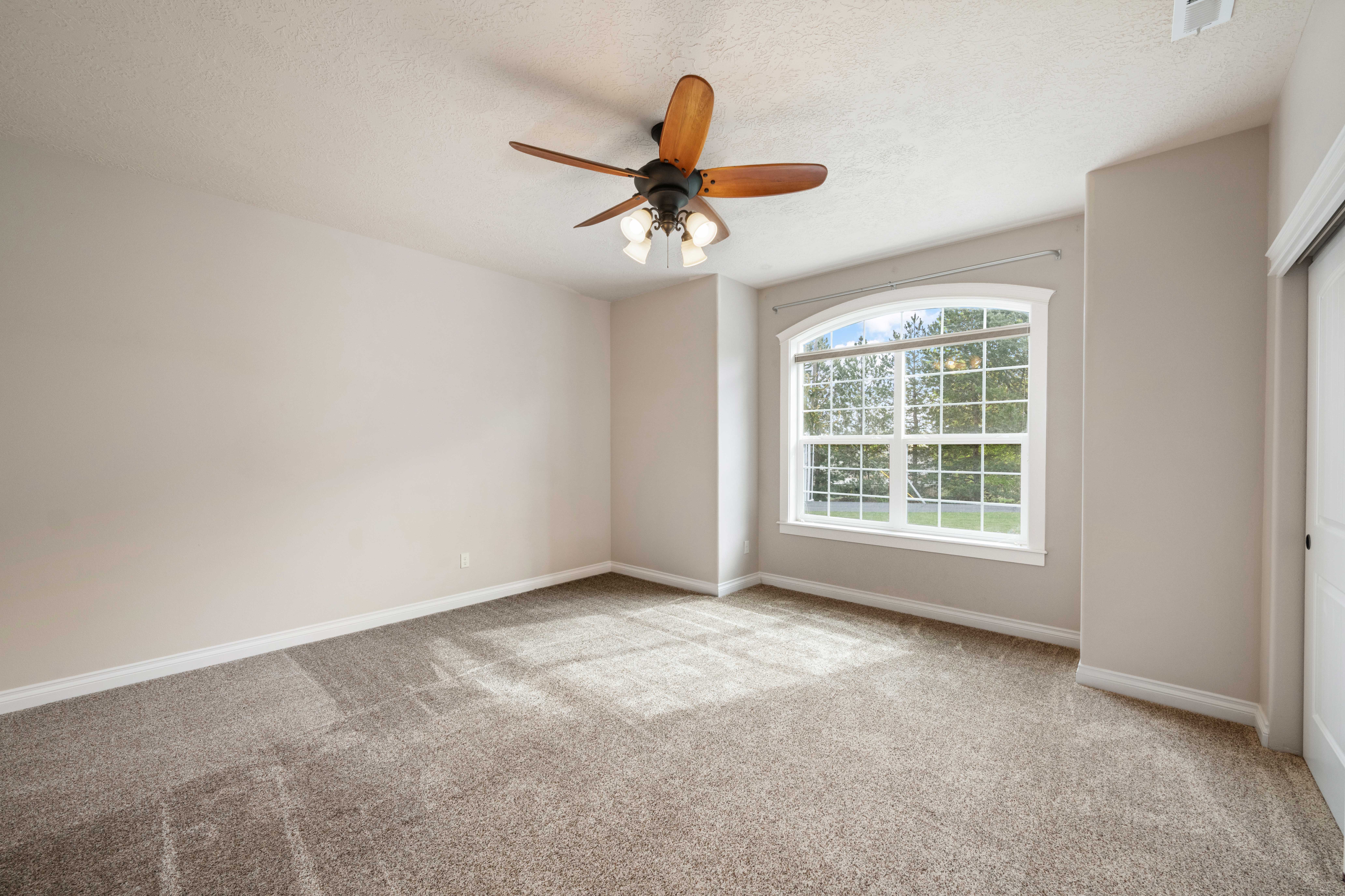  Custom Built on 1 Acre - 物件實景