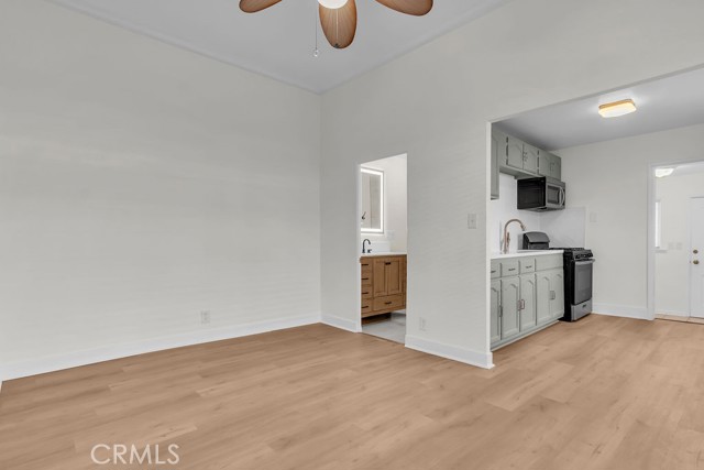 Los Angeles, California, 90044, United States, 4 Bedrooms Bedrooms, ,Residential,For Sale,2040182