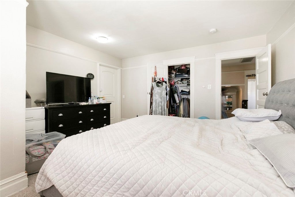 Los Angeles, California, 90006, United States, 5 Bedrooms Bedrooms, ,2 BathroomsBathrooms,Residential,For Sale,1940341