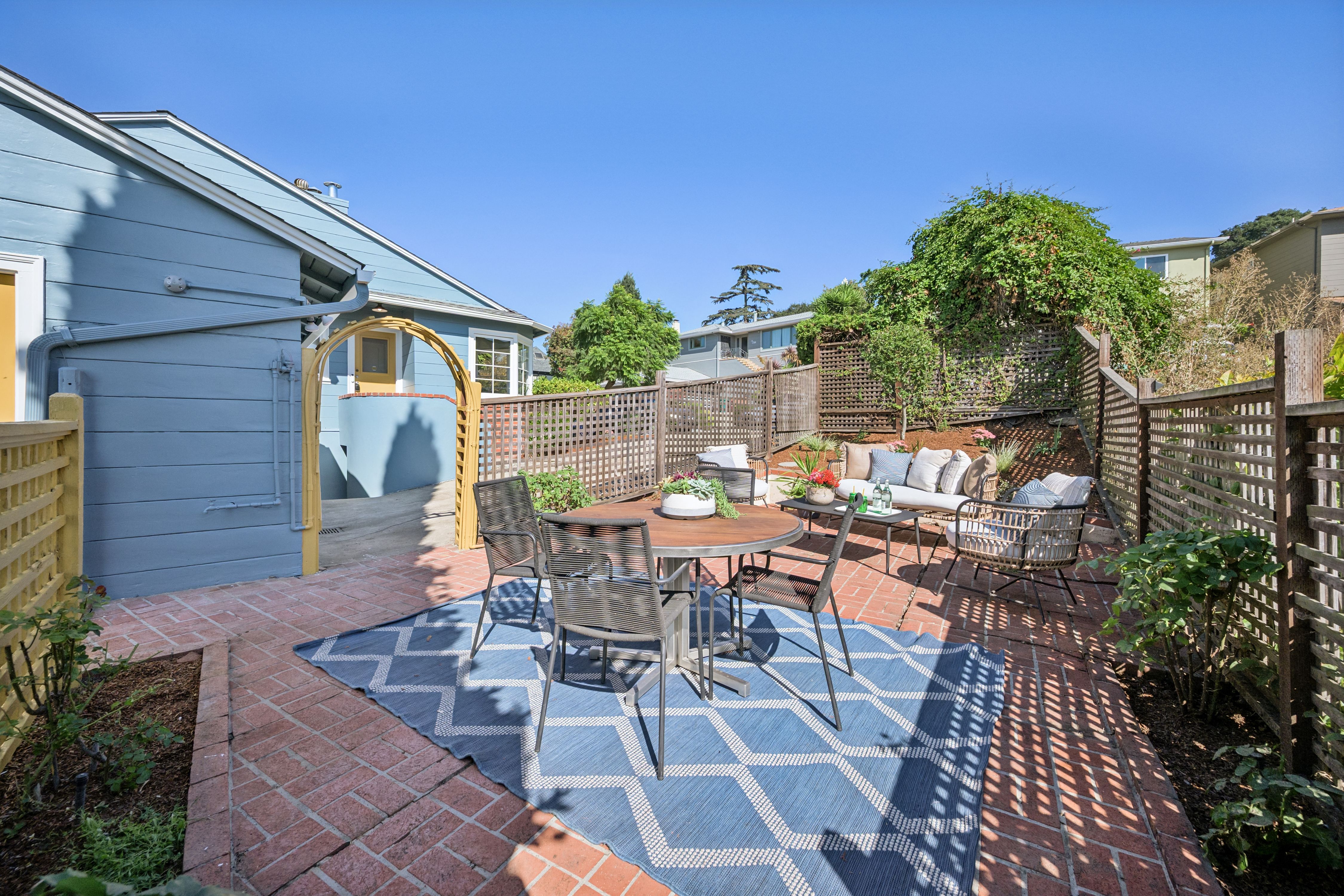  Spacious Corner-Lot Residence Offering Flexible Living Near Lake Merritt - 物件實景