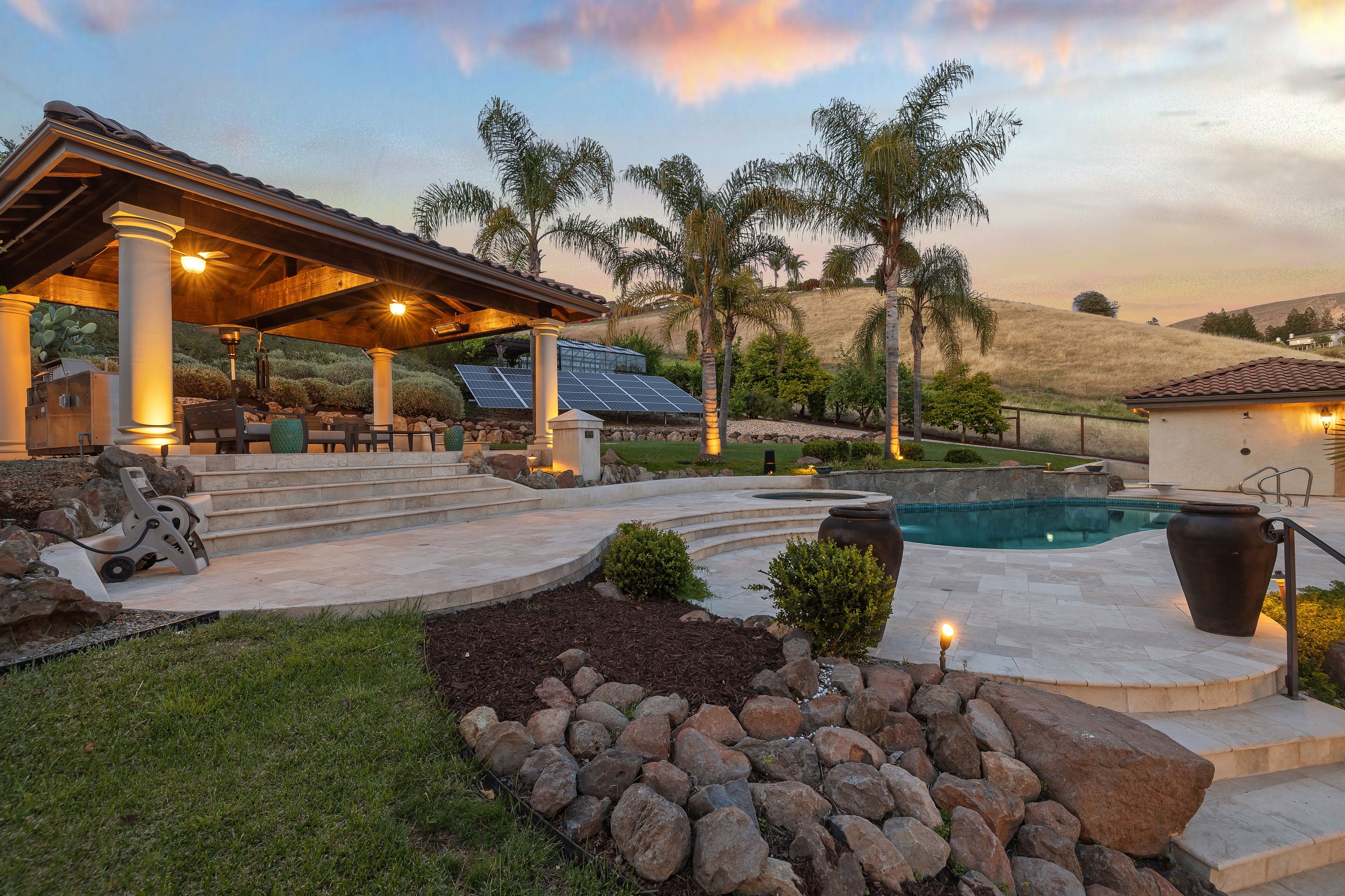  Grand Mediterranean Estate with Private Multi-Generational Wing - 物件實景