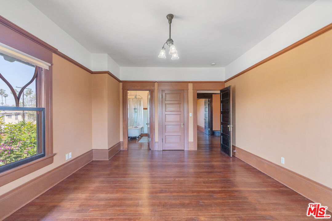 Los Angeles, California, 90006, United States, 6 Bedrooms Bedrooms, ,5 BathroomsBathrooms,Residential,For Sale,1883118
