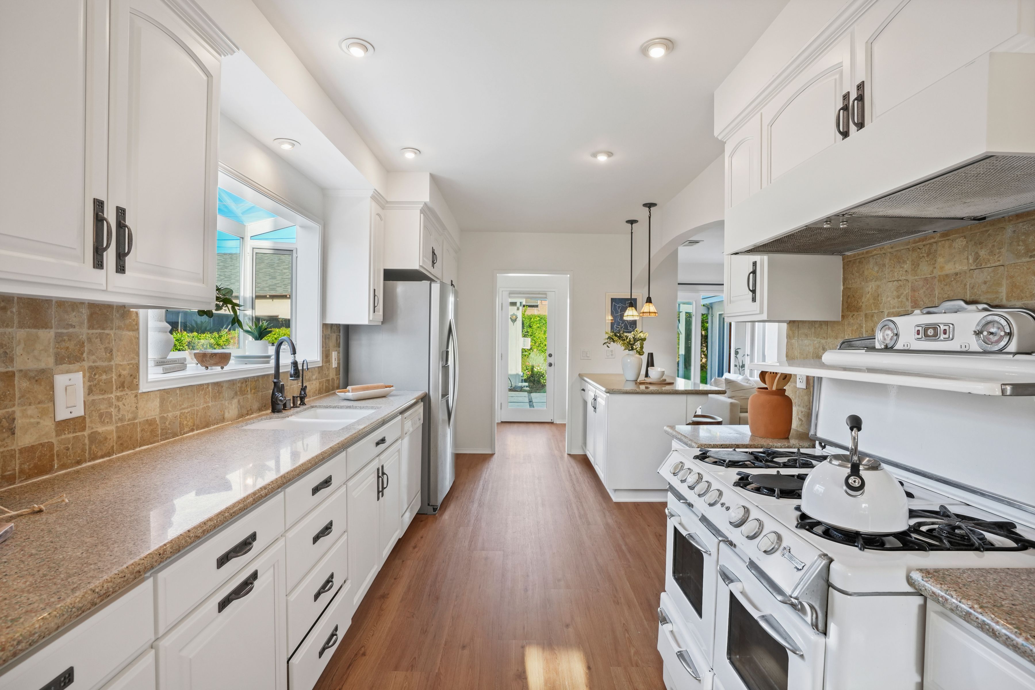  6506 Colbath Avenue - 物件實景