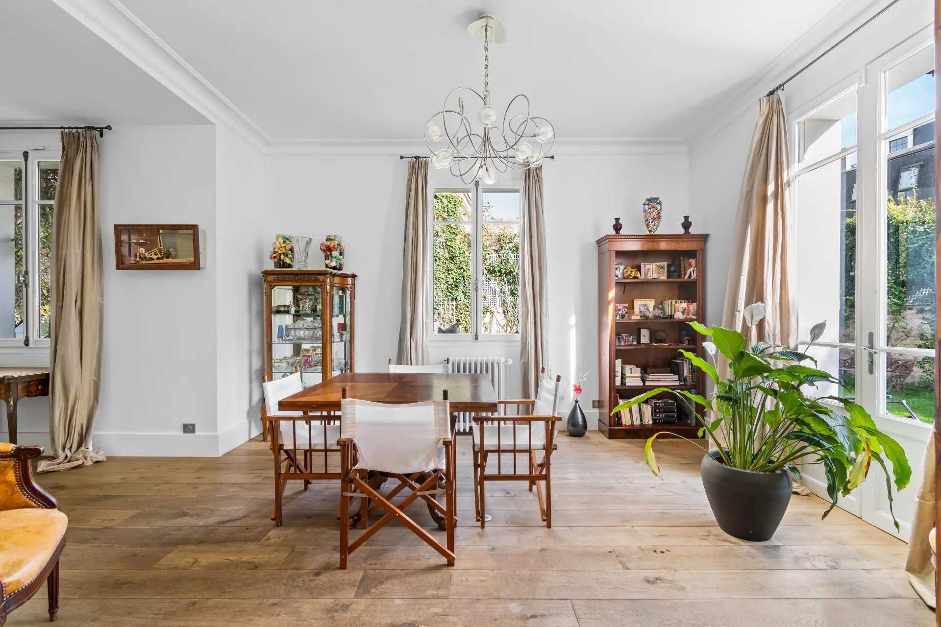 Le Vésinet, Île-de-France, 78110, FR, 3 Bedrooms Bedrooms, ,5 BathroomsBathrooms,Residential,For Sale,1994854