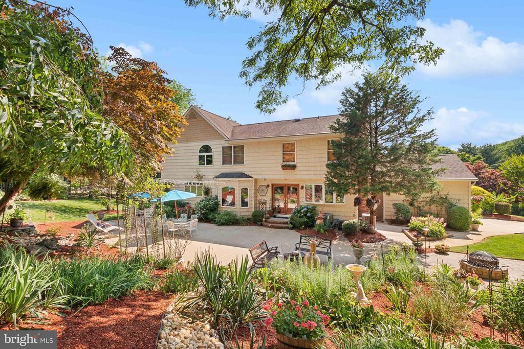 Colts Neck, New Jersey, 07722, United States, 4 Bedrooms Bedrooms, ,4 BathroomsBathrooms,Residential,For Sale,1792181
