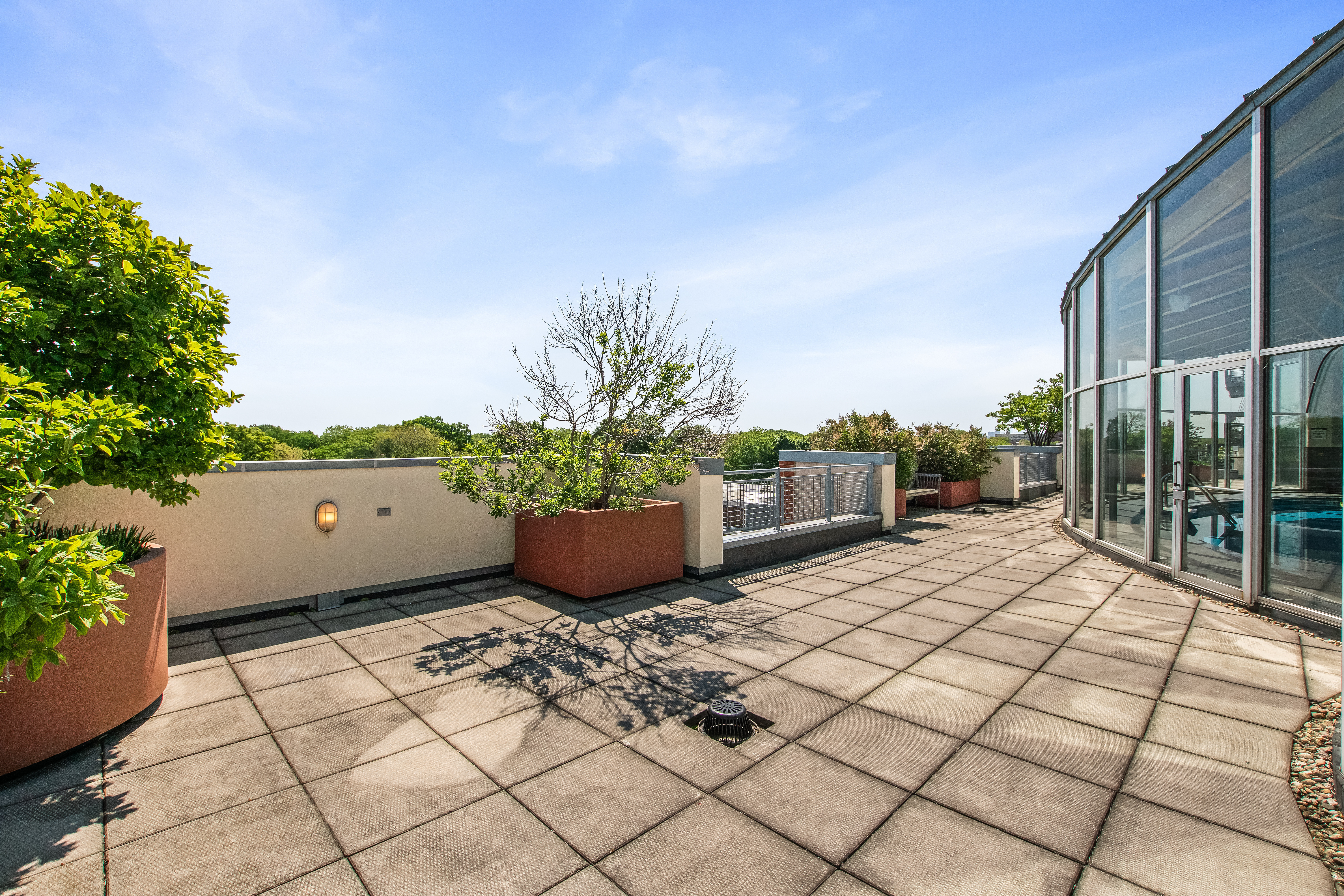  Spacious Unit in Desirable Chicago Avenue Place - 物件實景